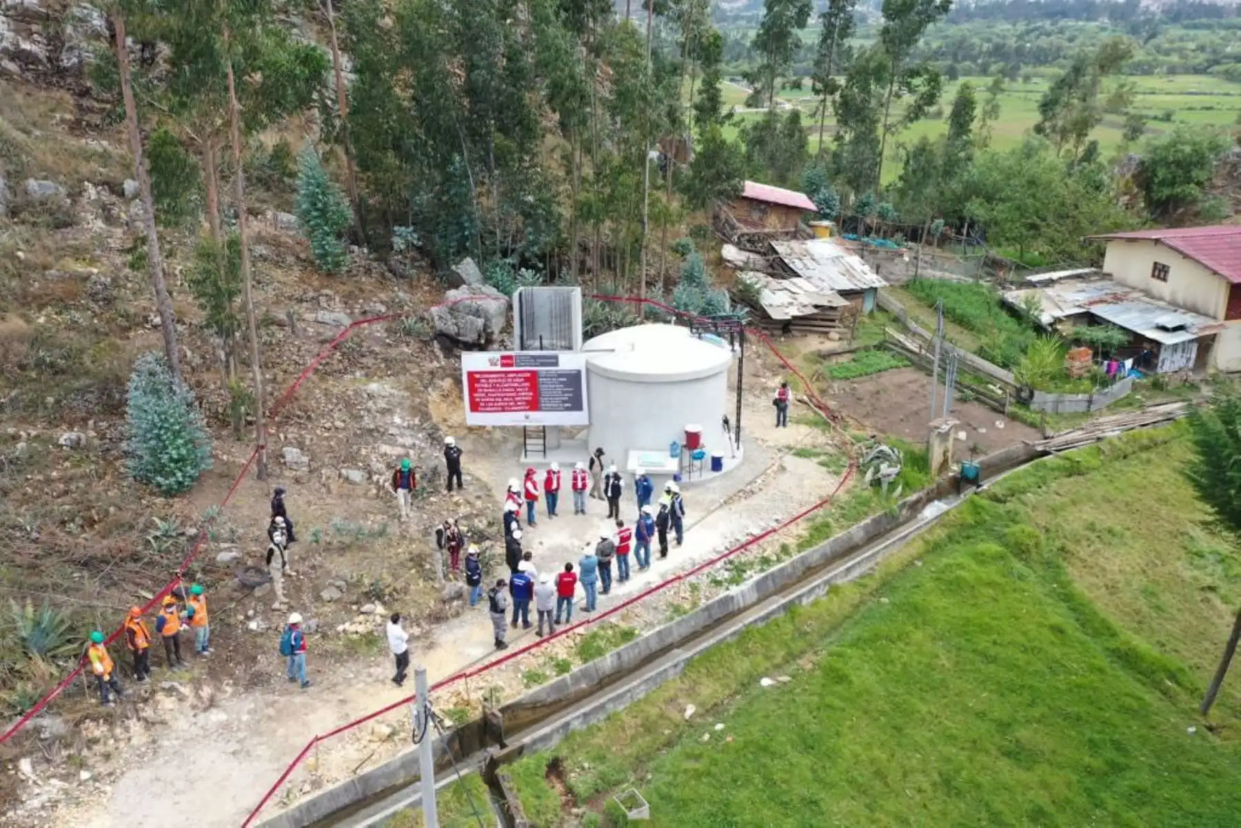 Ministra de Vivienda, Solangel Fernández  inspecciona las obras de mejoramiento y ampliación de los servicios de agua potable y alcantarillado en las comunidades de Shaullo Chico, Valle Verde, Huayrapongo y anexos, en Cajamarca.
Foto: Ministerio de Vivienda