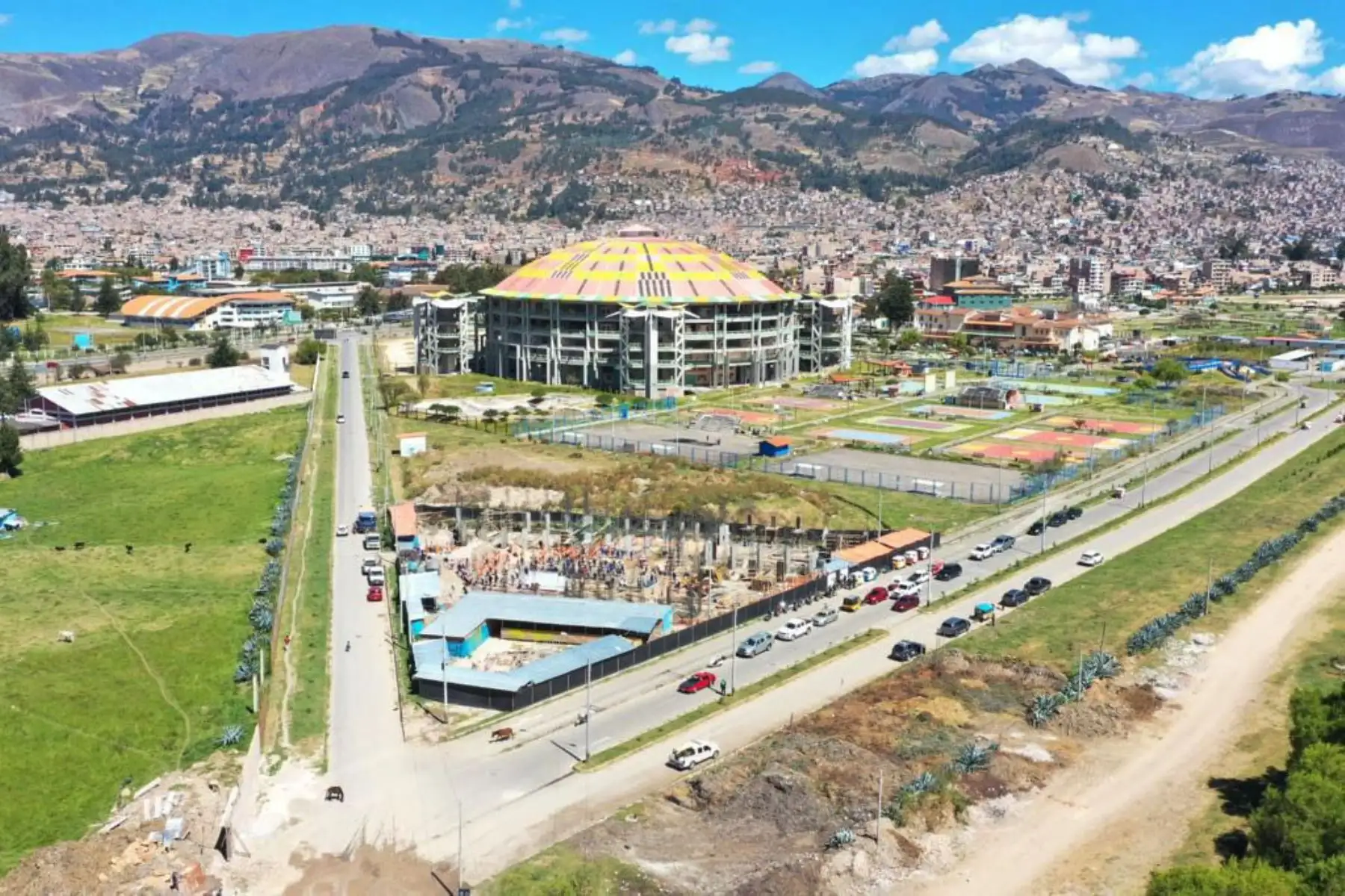 Ministra de Vivienda, Solangel Fernández  inspecciona  nueva sede de 
Sencico en la región Cajamarca. Con una inversión de más de S/ 10 millones se edifica este centro educativo que formará a quienes construirán las obras de infraestructura que el Perú.
Foto: Ministerio de Vivienda