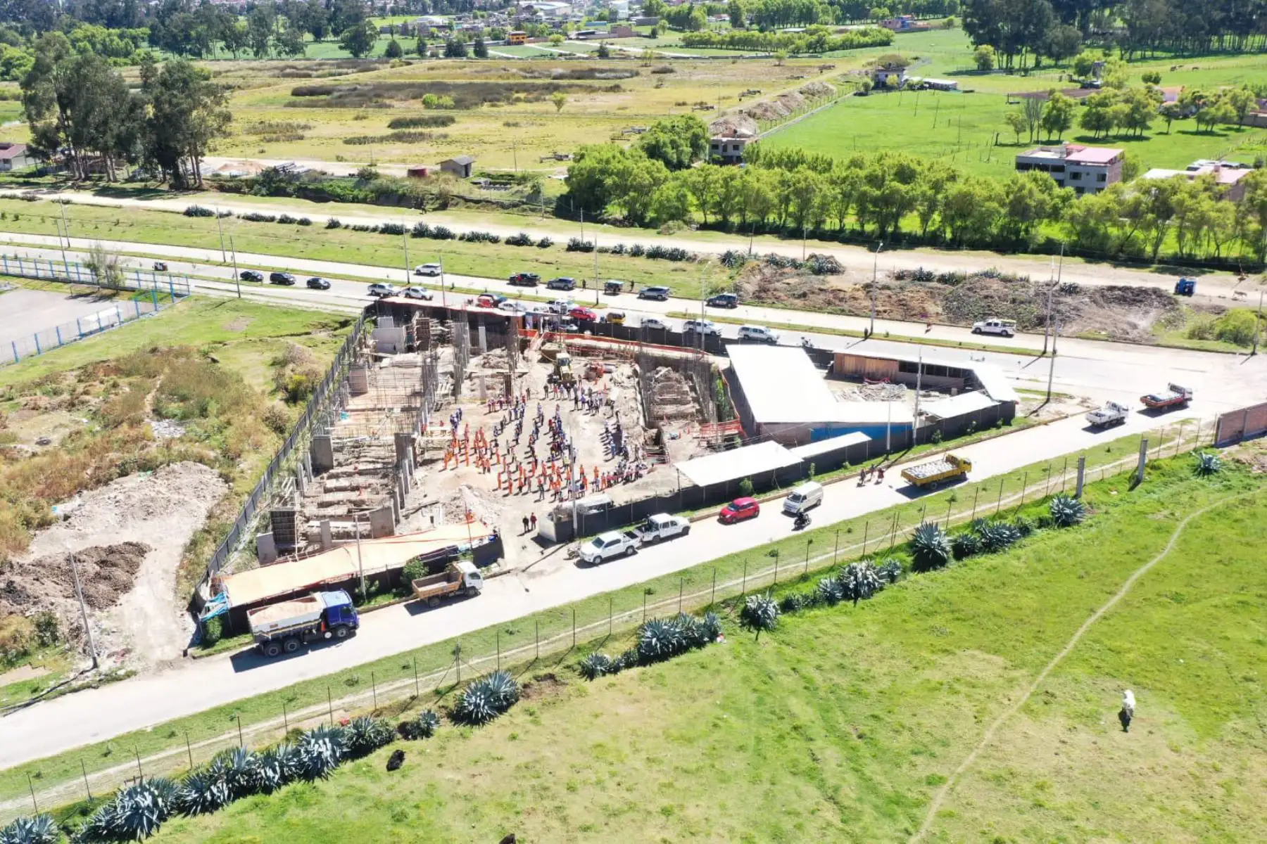 Ministra de Vivienda, Solangel Fernández  inspecciona  nueva sede de 
Sencico en la región Cajamarca. Con una inversión de más de S/ 10 millones se edifica este centro educativo que formará a quienes construirán las obras de infraestructura que el Perú.
Foto: Ministerio de Vivienda