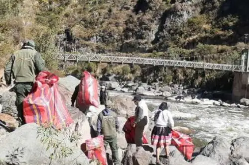 Alrededor de 660 kilogramos de residuos inorgánicos fueron retirados de la ribera del río Vilcanota, como parte de la jornada de limpieza desarrollada por el Servicio Nacional de Áreas Naturales Protegidas por el Estado (Sernanp) en el ámbito del Santuario Histórico de Machu Picchu. Foto: Sernanp.