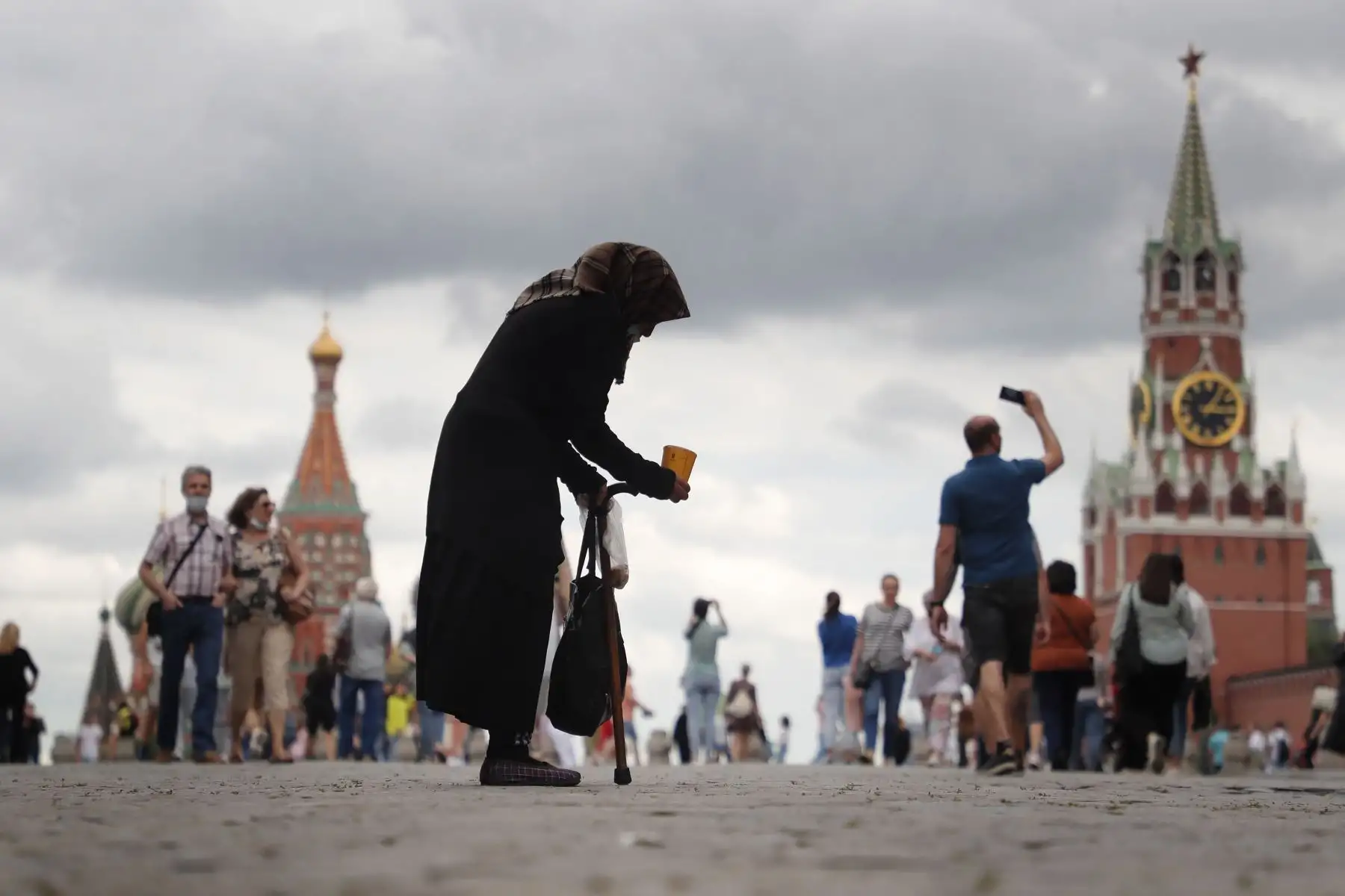 Una mujer pide limosna en la Plaza Roja de Moscú, Rusia. Para contener la propagación de las infecciones por covid-19, las autoridades de Moscú impusieron una prohibición para atender a personas sin códigos QR que confirmen la vacunación contra covid-19 en público.
Foto: EFE