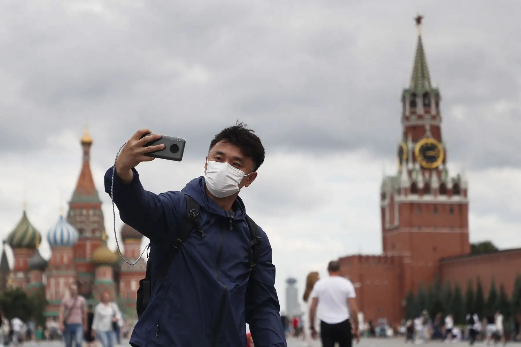 Un hombre se toma una foto mientras la gente camina por la Plaza Roja en Moscú, Rusia. Para contener la propagación de infecciones por covid-19, las autoridades de Moscú impusieron una prohibición para atender a personas sin códigos QR que confirmen la vacunación contra Covid -19 en servicios de catering públicos.
Foto: EFE
