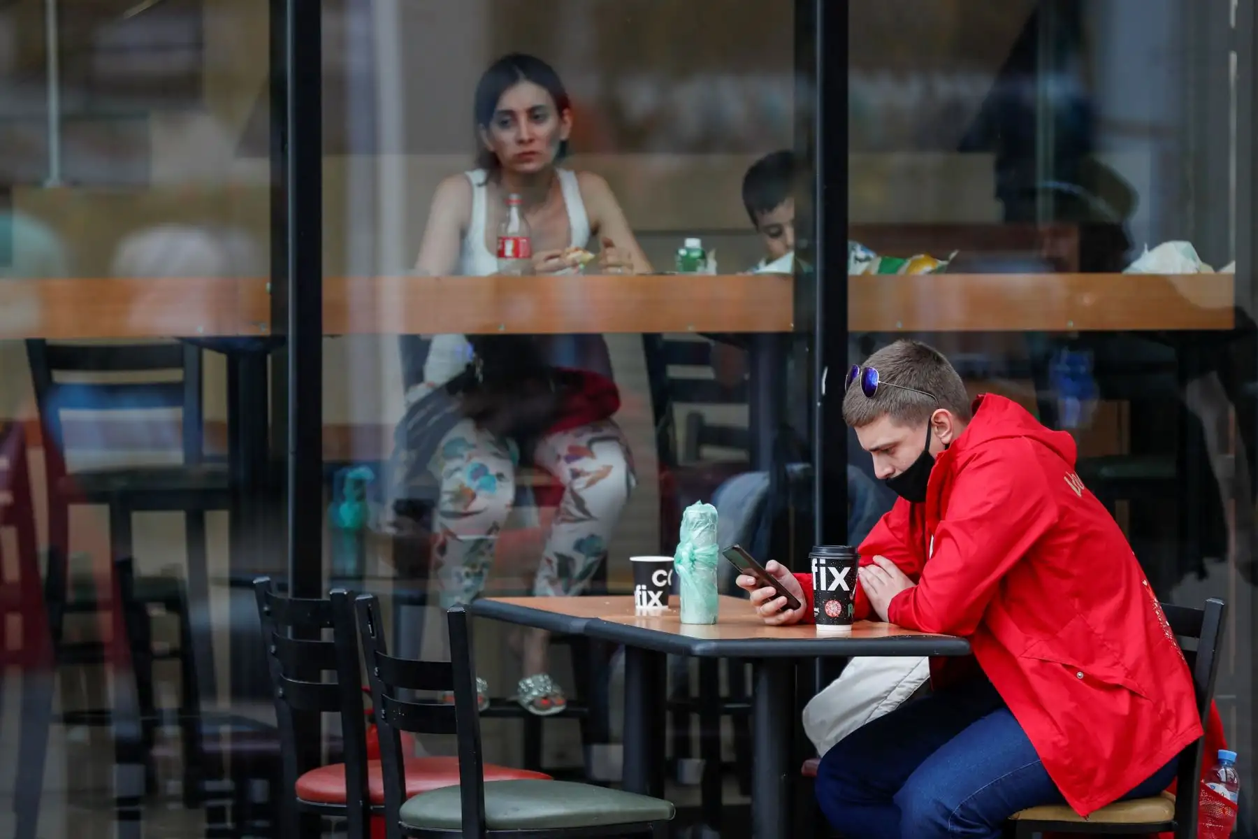 La gente come en un café en Moscú, Rusia. Con el fin de contener la propagación de las infecciones por covid-19, las autoridades de Moscú emitieron una orden para atender a las personas con códigos QR que confirman la vacunación contra el covid-19 en los servicios públicos.
Foto: EFE