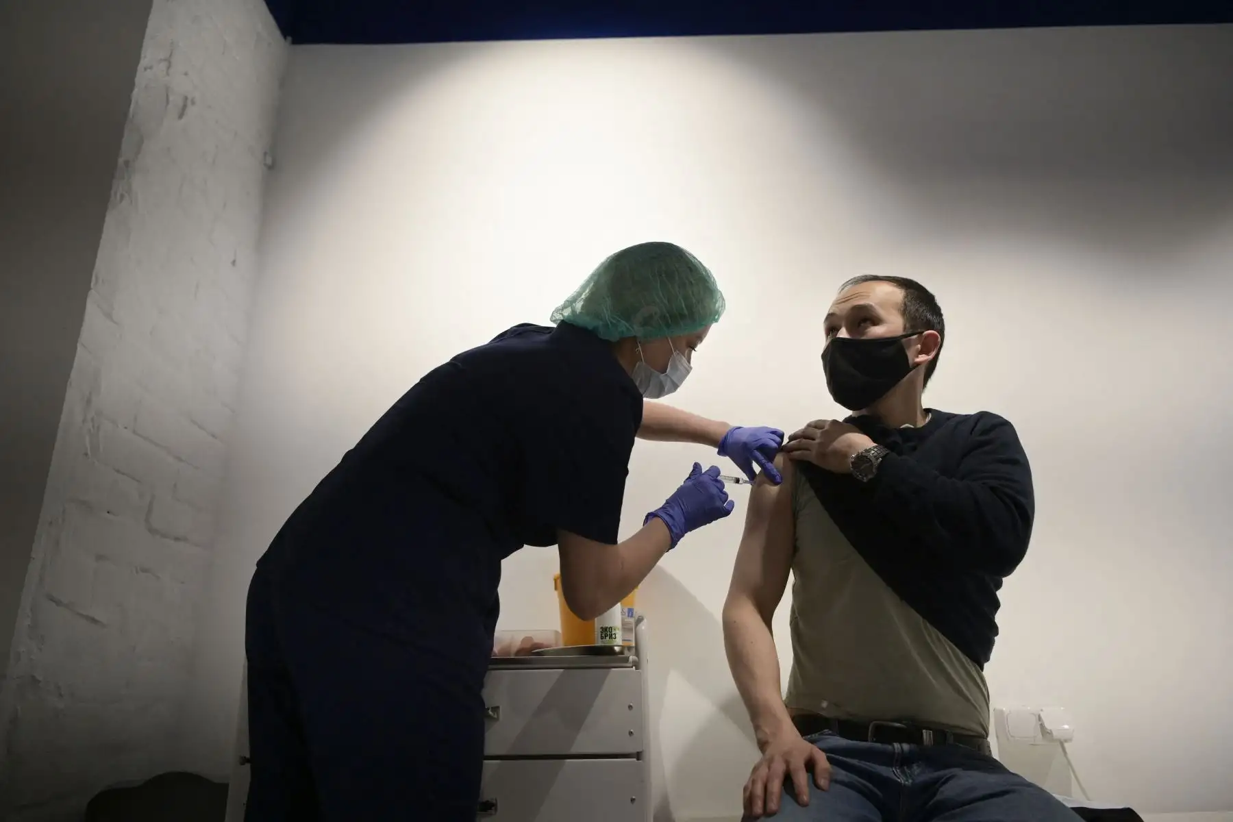 Un trabajador de la salud administra una dosis de la vacuna rusa Sputnik V covid-19 a un paciente en un centro de vacunación en la tienda GUM, Departamento de Estado en Moscú.
Foto: AFP