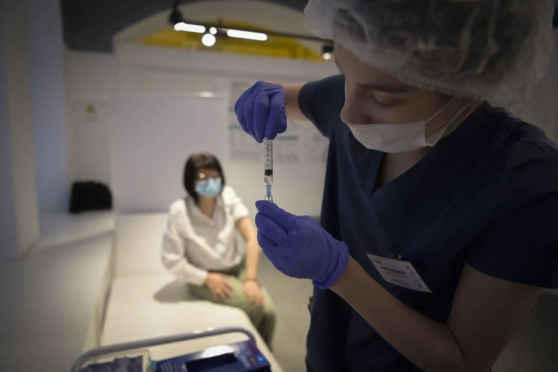 Un trabajador de la salud prepara una dosis de la vacuna rusa Sputnik V Covid-19, en un centro de vacunación en Moscú.
Foto: AFP