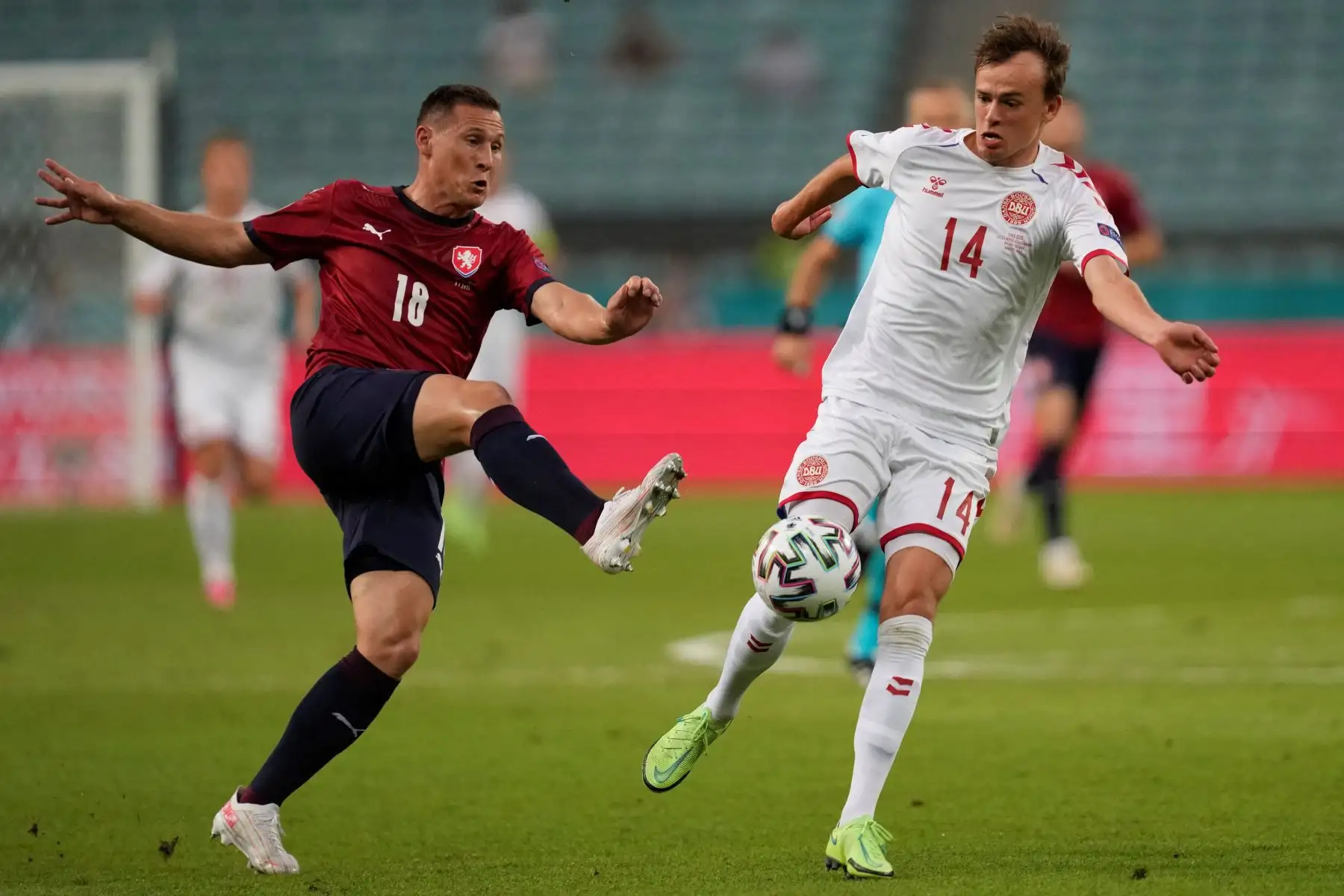 El defensor de la República Checa Jan Boril lucha por el balón con el delantero de Dinamarca Mikkel Damsgaard durante el partido de fútbol de cuartos de final de la UEFA EURO 2020 entre la República Checa y Dinamarca en el Estadio Olímpico de Bakú.
Foto: AFP