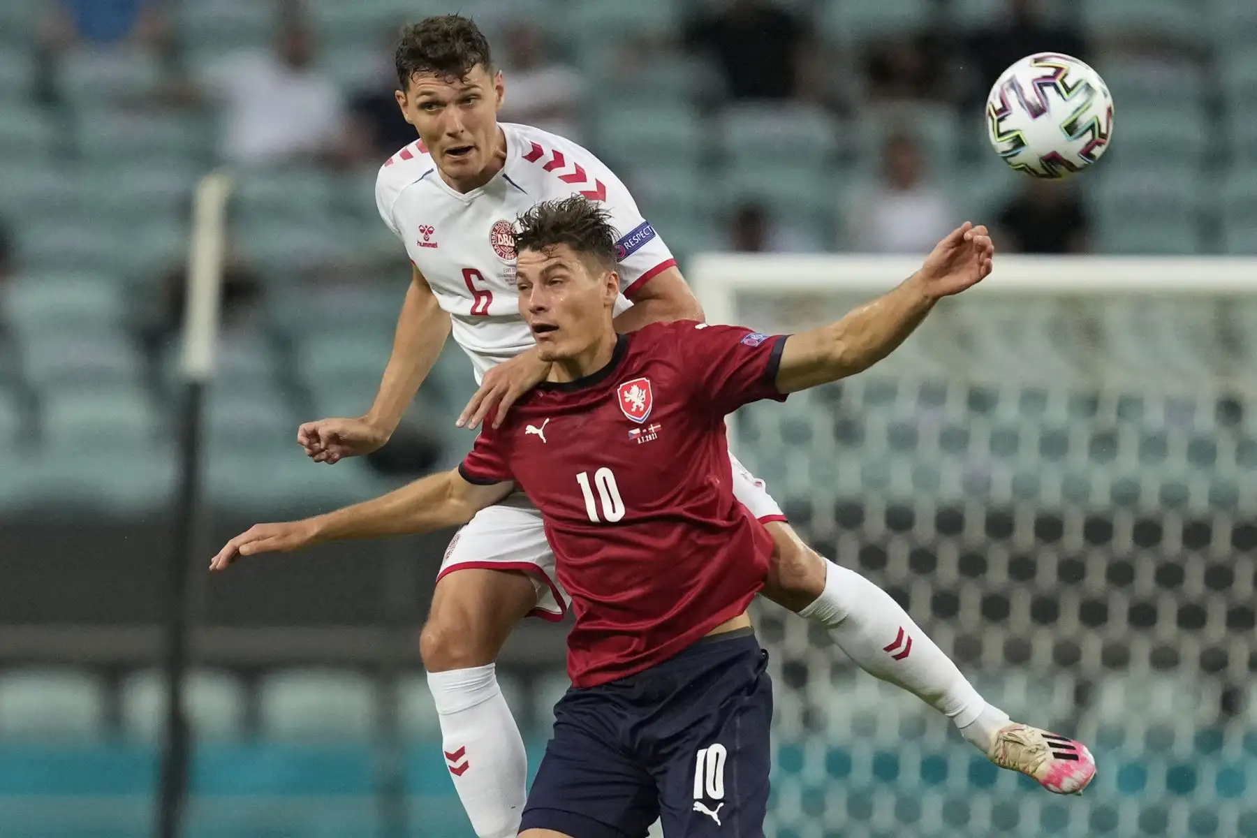 El defensor de Dinamarca Andreas Christensen lucha por el balón con el delantero de la República Checa Patrik Schick durante el partido de fútbol de cuartos de final de la UEFA EURO 2020 entre la República Checa y Dinamarca en el Estadio Olímpico de Bakú.
Foto: AFP