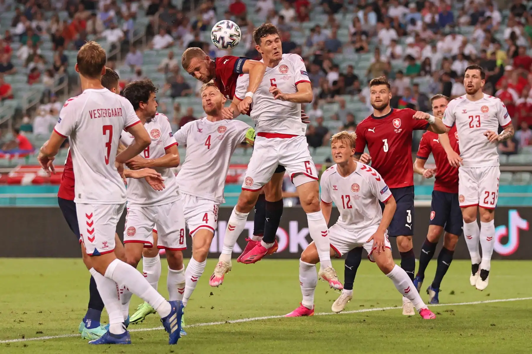 El centrocampista de la República Checa Tomas Soucek  cabecea el balón mientras el defensor de Dinamarca Andreas Christensen defiende durante el partido de fútbol de cuartos de final de la UEFA EURO 2020 entre la República Checa y Dinamarca en el Estadio Olímpico de Bakú.
Foto: AFP