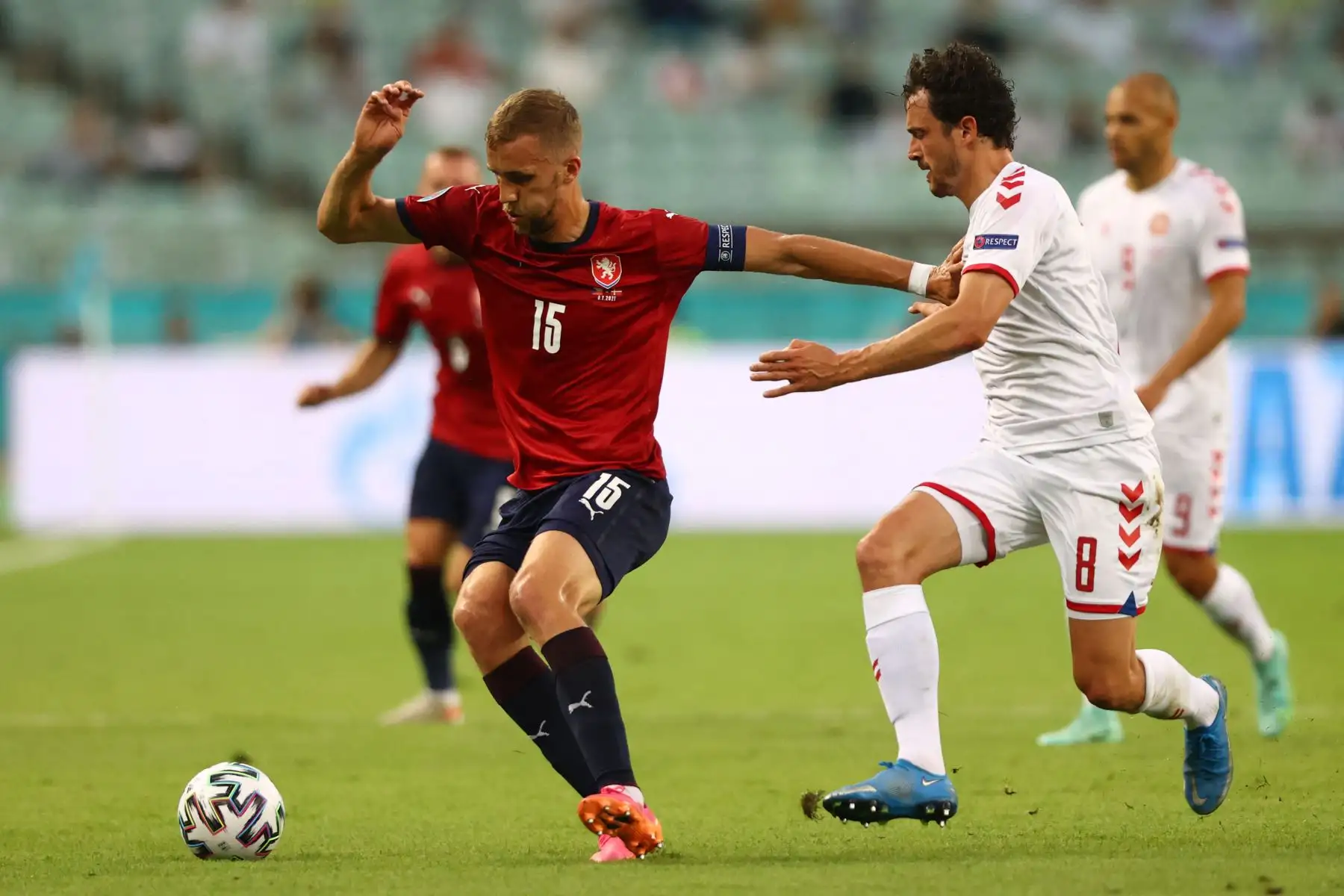 El centrocampista de la República Checa Tomas Soucek  intenta contener al mediocampista de Dinamarca Thomas Delaney  durante el partido de cuartos de final de la UEFA EURO 2020 entre la República Checa y Dinamarca en el Estadio Olímpico de Bakú.
Foto: AFP