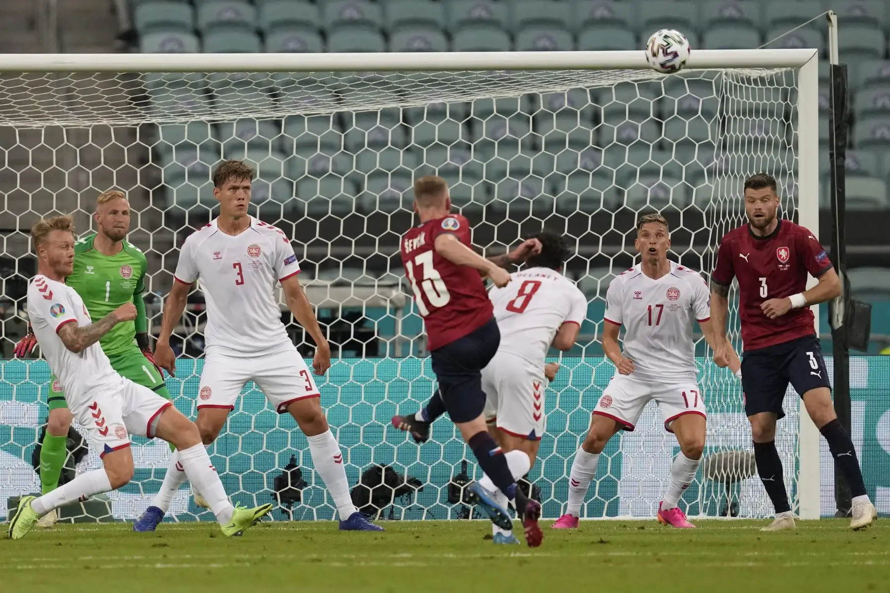 El centrocampista de la República Checa Petr Sevcik dispara a la portería durante el partido de fútbol de cuartos de final de la UEFA EURO 2020 entre la República Checa y Dinamarca en el Estadio Olímpico de Bakú.
Foto: AFP