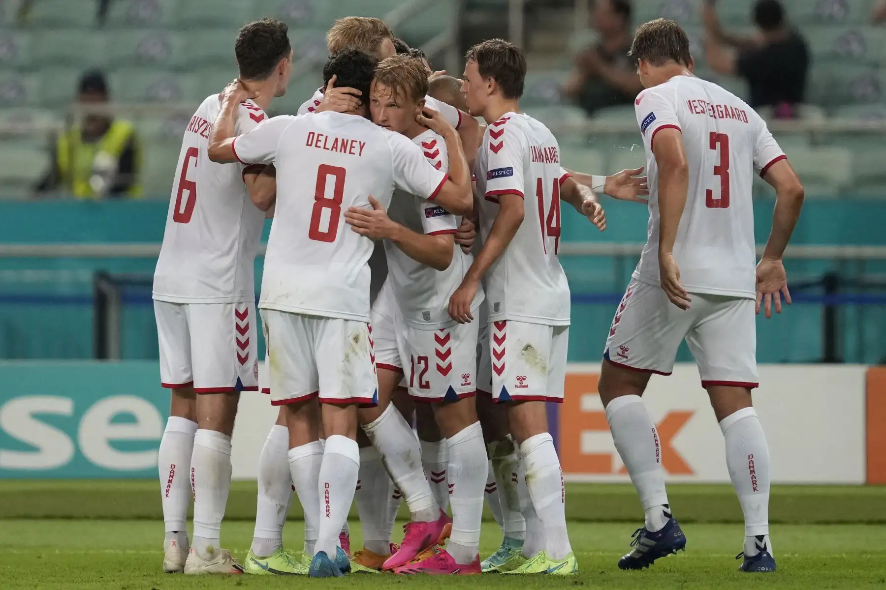El delantero de Dinamarca Kasper Dolberg  celebra con sus compañeros de equipo después de anotar el segundo gol de su equipo durante el partido de fútbol de cuartos de final de la UEFA EURO 2020 entre la República Checa y Dinamarca en el Estadio Olímpico de Bakú.
Foto: AFP