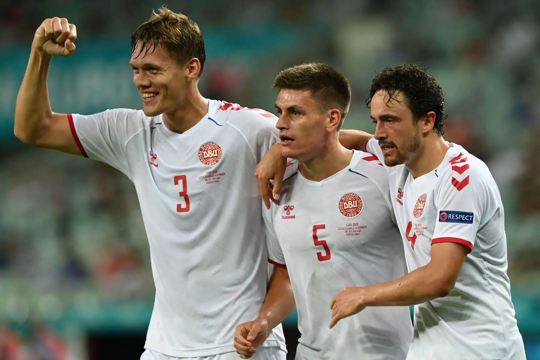 El defensor de Dinamarca Jannik Vestergaard y el defensor de Dinamarca Joakim Maehle y el mediocampista de Dinamarca Thomas Delaney celebran el tercer gol de su equipo durante el partido de fútbol de cuartos de final de la UEFA EURO 2020 entre la República Checa y Dinamarca.
Foto: AFP