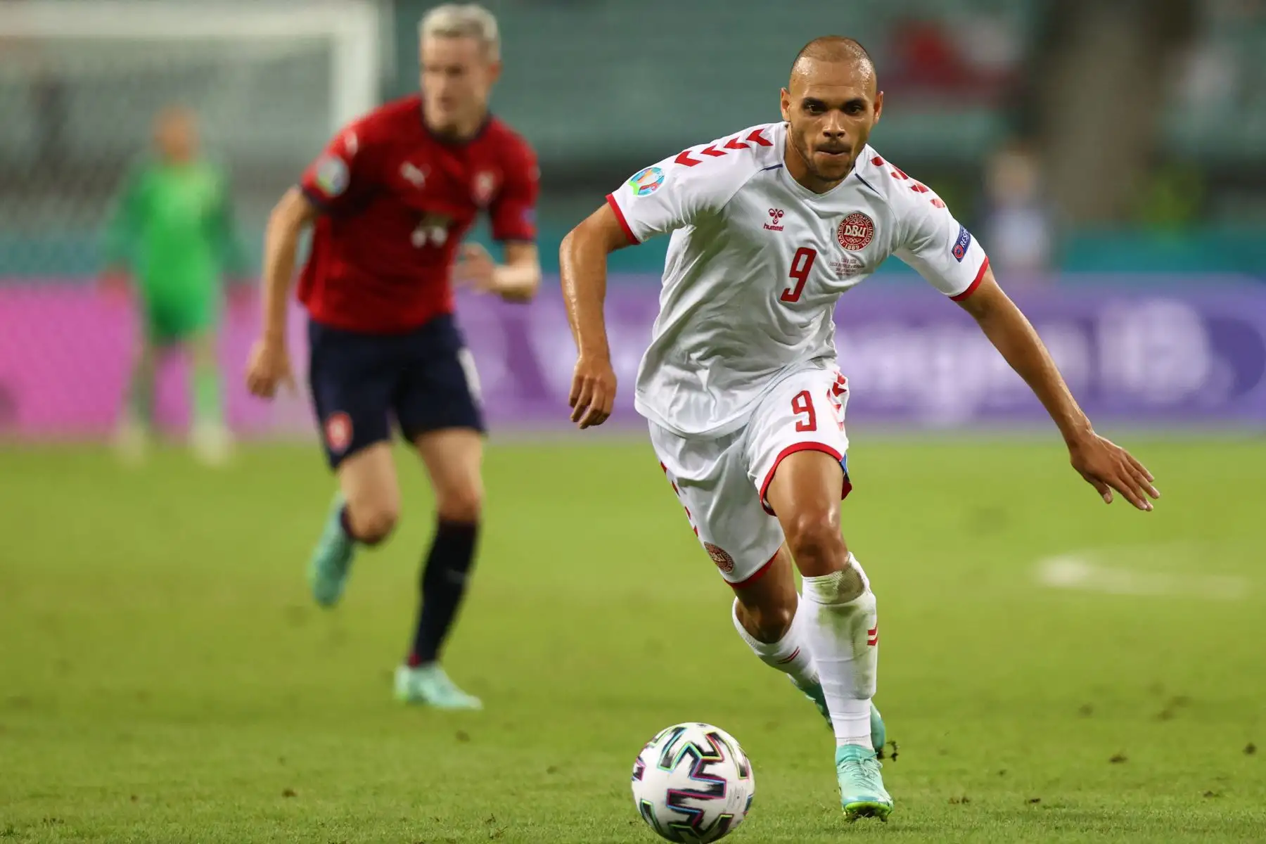 El delantero danés Martin Braithwaite corre con el balón durante el partido de fútbol de cuartos de final de la UEFA EURO 2020 entre la República Checa y Dinamarca en el Estadio Olímpico de Bakú.
Foto: AFP