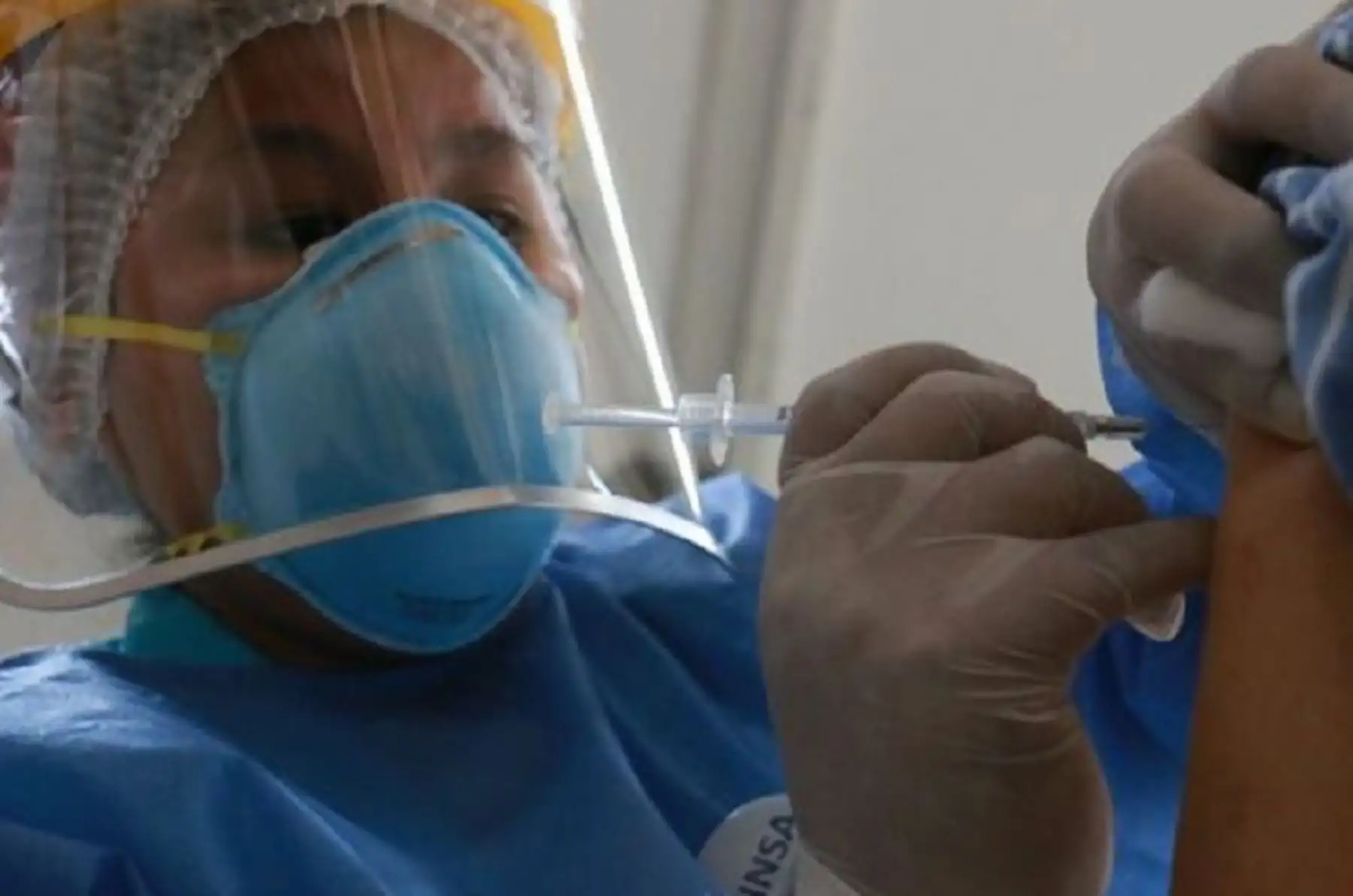 La Diresa Ucayali informó que las personas con VIH vienen recibiendo la primera dosis en el hospital de EsSalud, Hospital Regional de Pucallpa y Hospital Amazónico de Yarinacocha, así como en los centros de salud San Fernando, Atalaya y Padre Abad, donde reciben atención y tratamiento antirretroviral. Las dosis han sido distribuidas de acuerdo a un padrón nominal. Foto: Minsa.