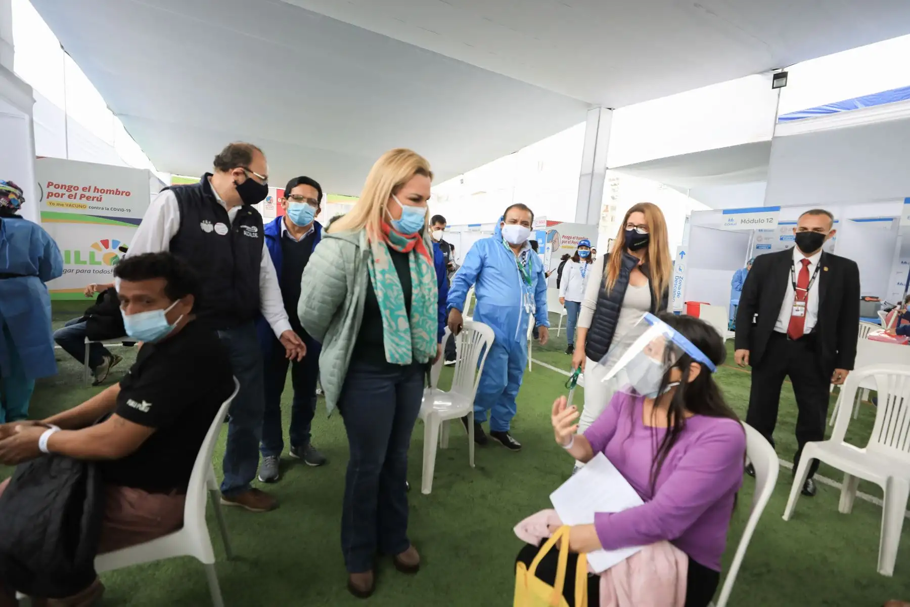Presidenta ejecutiva de EsSalud,  Fiorella Molinelli, Inspecciona Vacunatorio en el distrito de Surquillo.
Foto: EsSalud