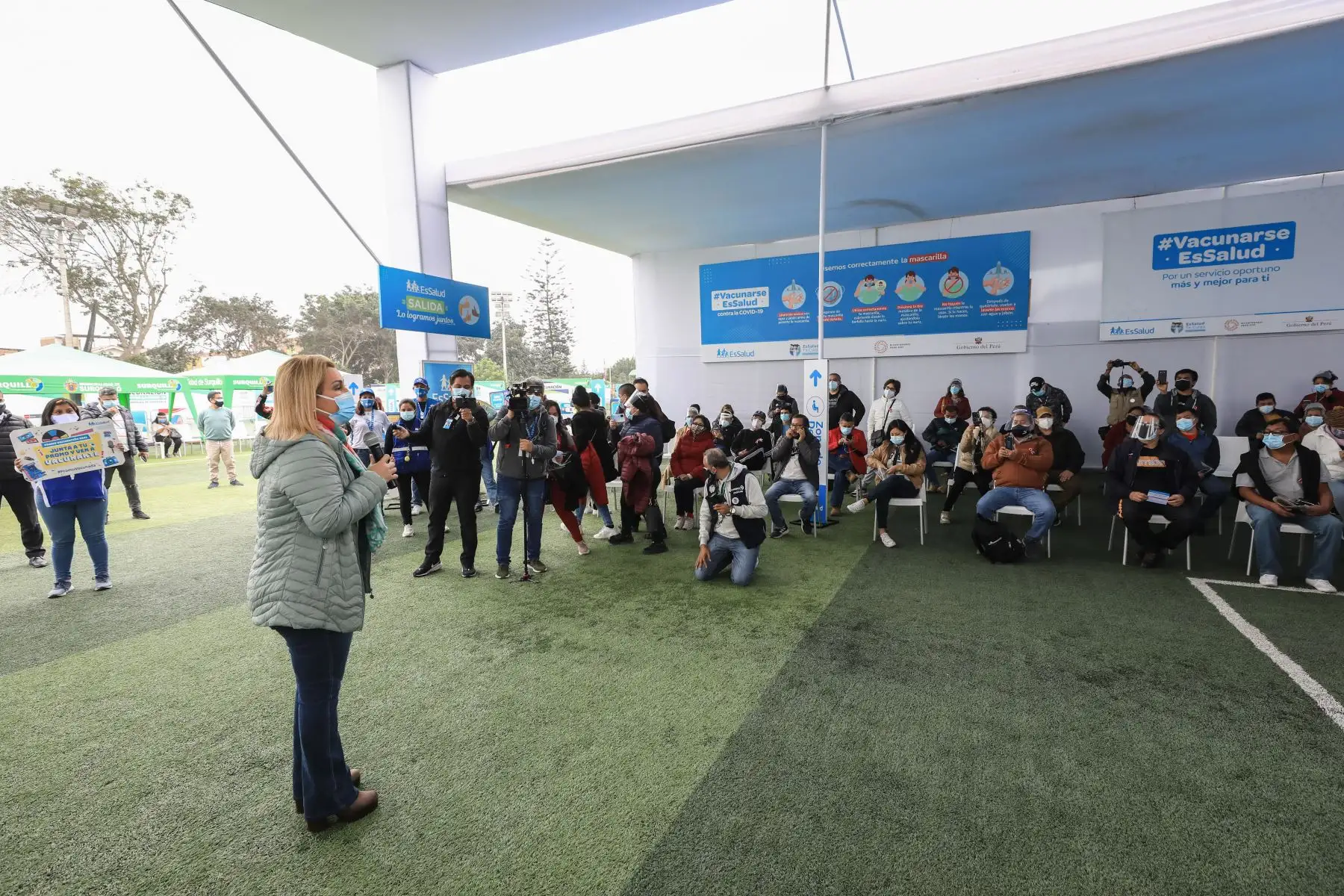 Presidenta ejecutiva de EsSalud, Fiorella Molinelli, inspecciona el vacunatorio en el distrito de Surquillo. Foto: EsSalud.
