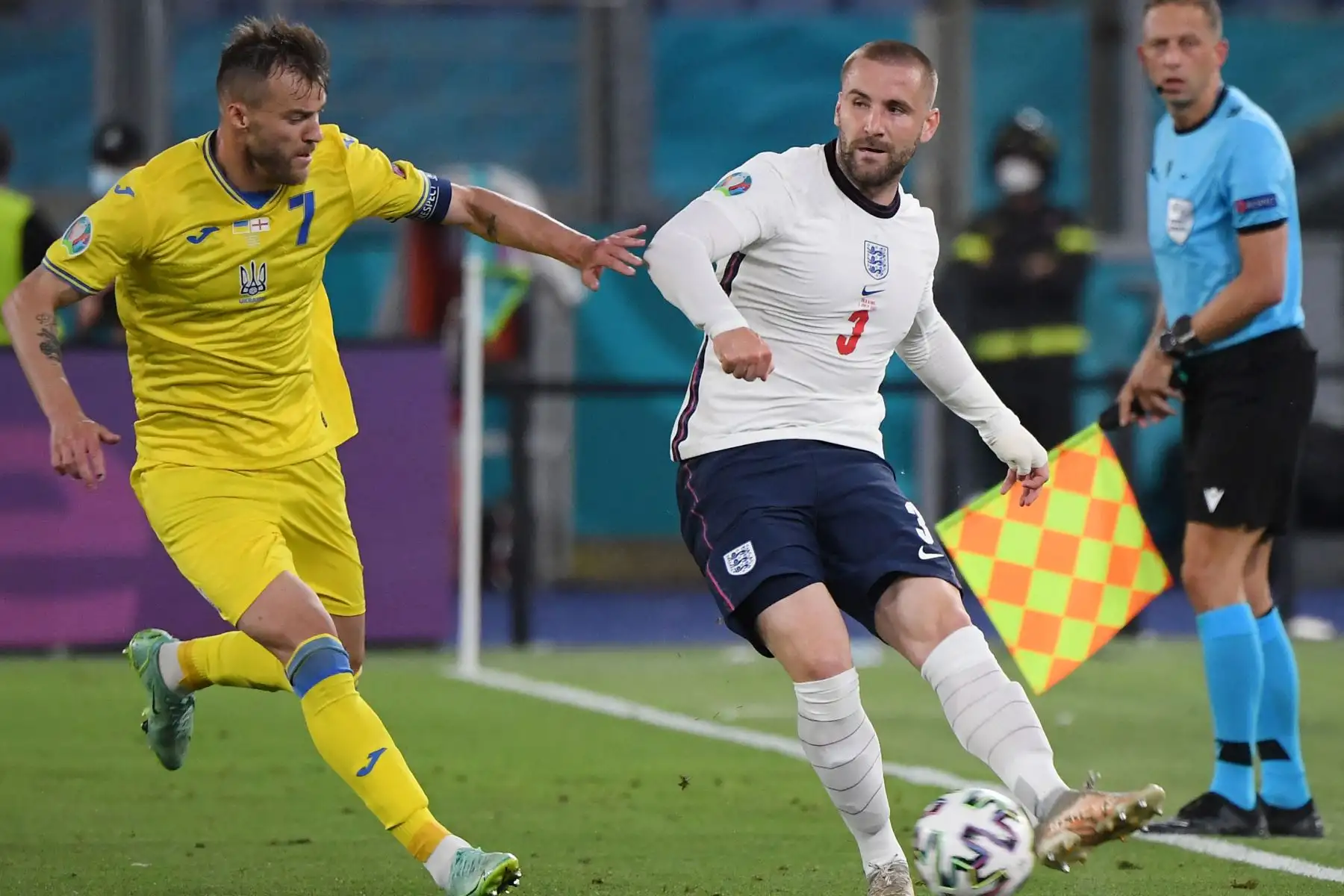 El delantero de Ucrania, Andriy Yarmolenko marca al defensor de Inglaterra Luke Shaw durante el partido de cuartos de final de la UEFA EURO 2020 entre Ucrania e Inglaterra en el Estadio Olímpico de Roma.
Foto: AFP