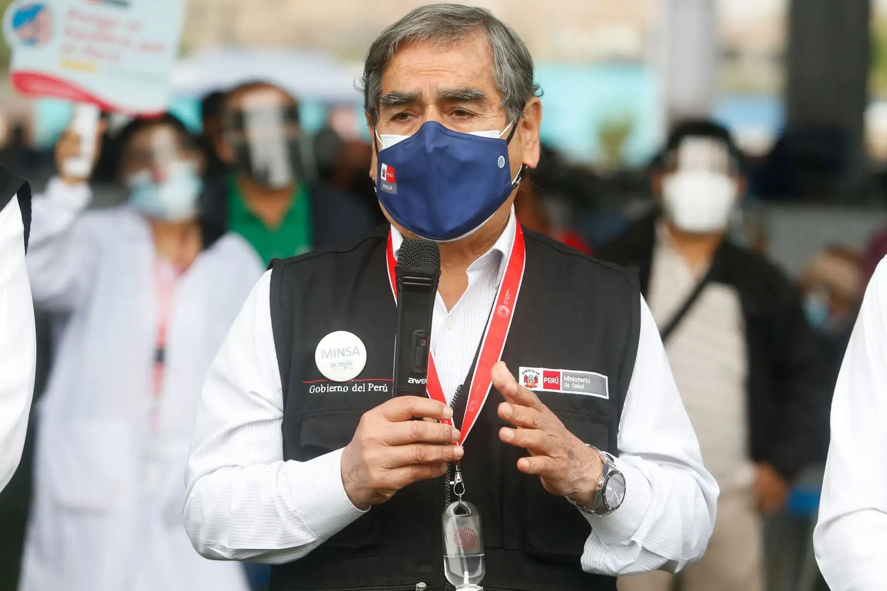 Ministro de Salud, Oscar Ugarte supervisa  la vacunación contra la covid-19 en el parque zonal Sinchi Roca en el distrito de Comas.
Foto: Minsa