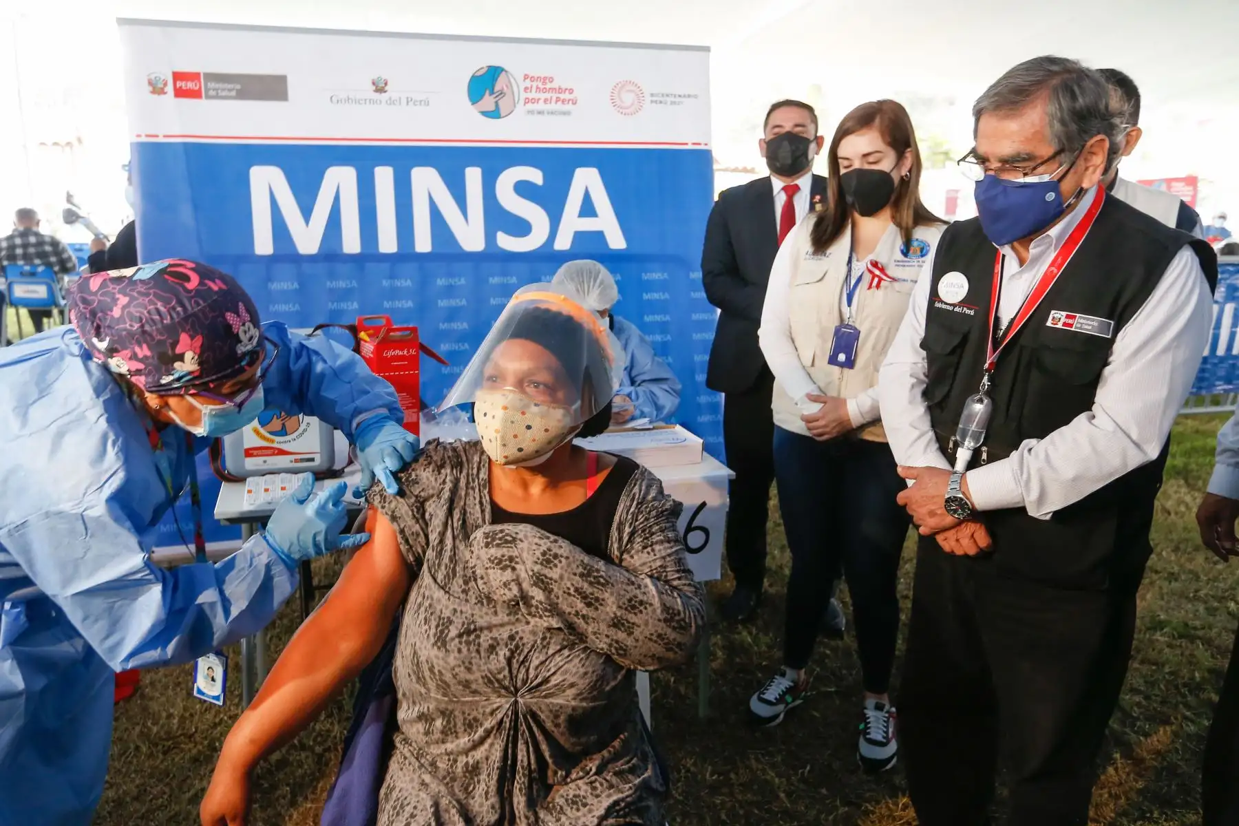 Ministro de Salud, Oscar Ugarte supervisa  la vacunación contra la covid-19 en el parque zonal Sinchi Roca en el distrito de Comas.
Foto: Minsa
