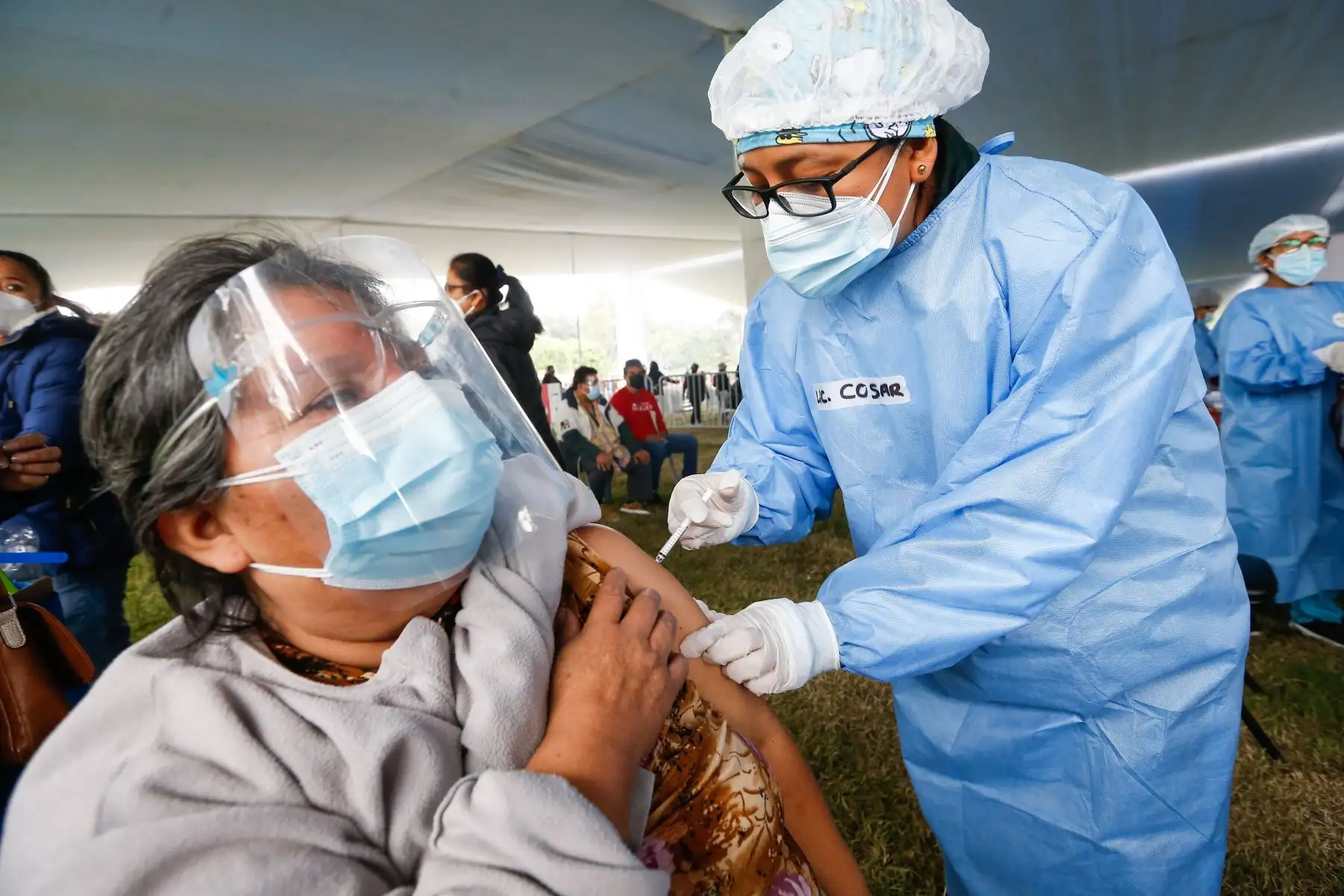 Ministro de Salud, Oscar Ugarte supervisa  la vacunación contra la covid-19 en el parque zonal Sinchi Roca en el distrito de Comas.
Foto: Minsa