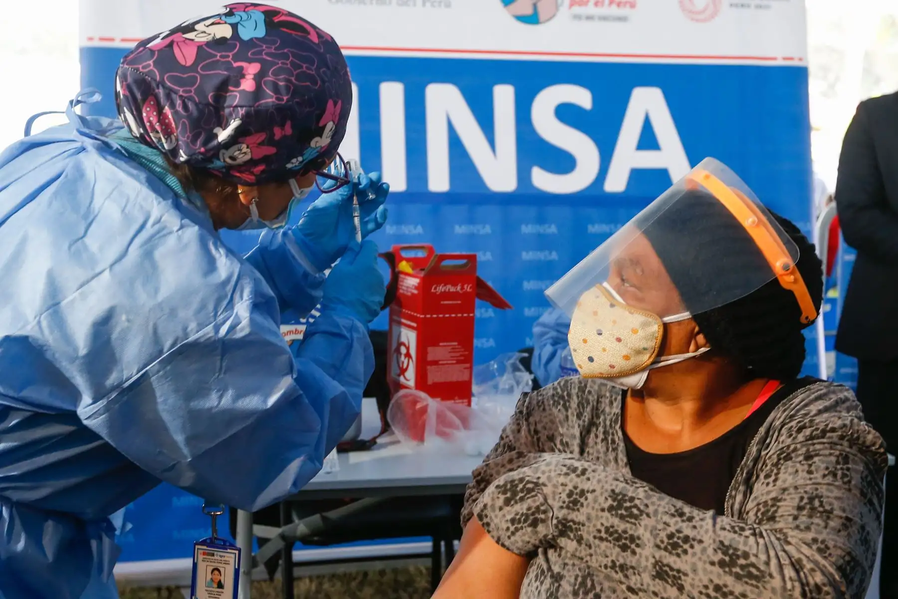 Ministro de Salud, Oscar Ugarte supervisa  la vacunación contra la covid-19 en el parque zonal Sinchi Roca en el distrito de Comas.
Foto: Minsa