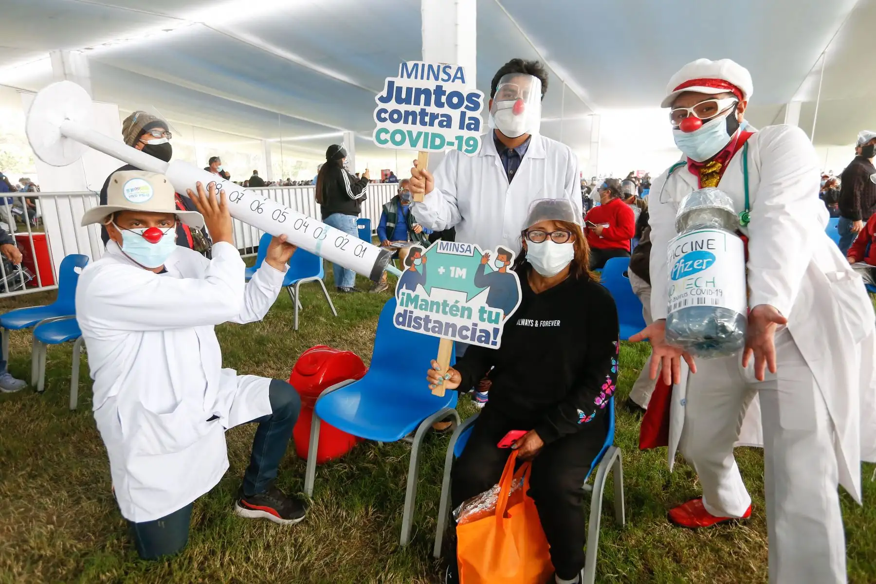 Ministro de Salud, Oscar Ugarte supervisa  la vacunación contra la covid-19 en el parque zonal Sinchi Roca en el distrito de Comas.
Foto: Minsa