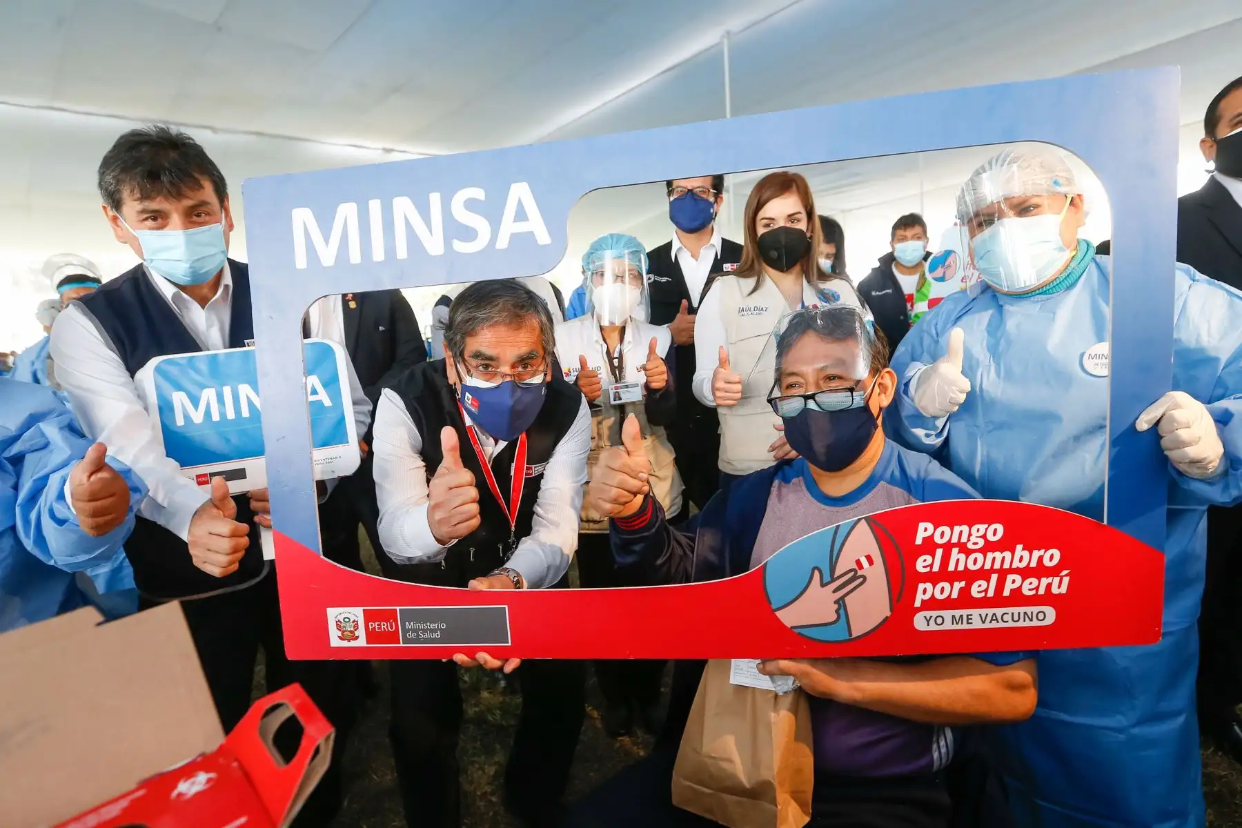 Ministro de Salud, Oscar Ugarte supervisa  la vacunación contra la covid-19 en el parque zonal Sinchi Roca en el distrito de Comas.
Foto: Minsa