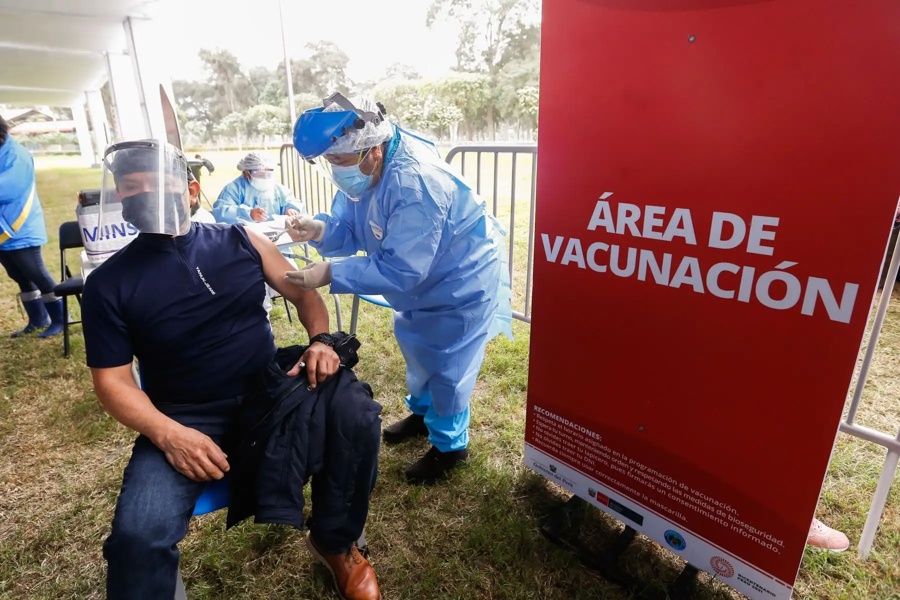 Ministro de Salud, Oscar Ugarte supervisa  la vacunación contra la covid-19 en el parque zonal Sinchi Roca en el distrito de Comas.
Foto: Minsa