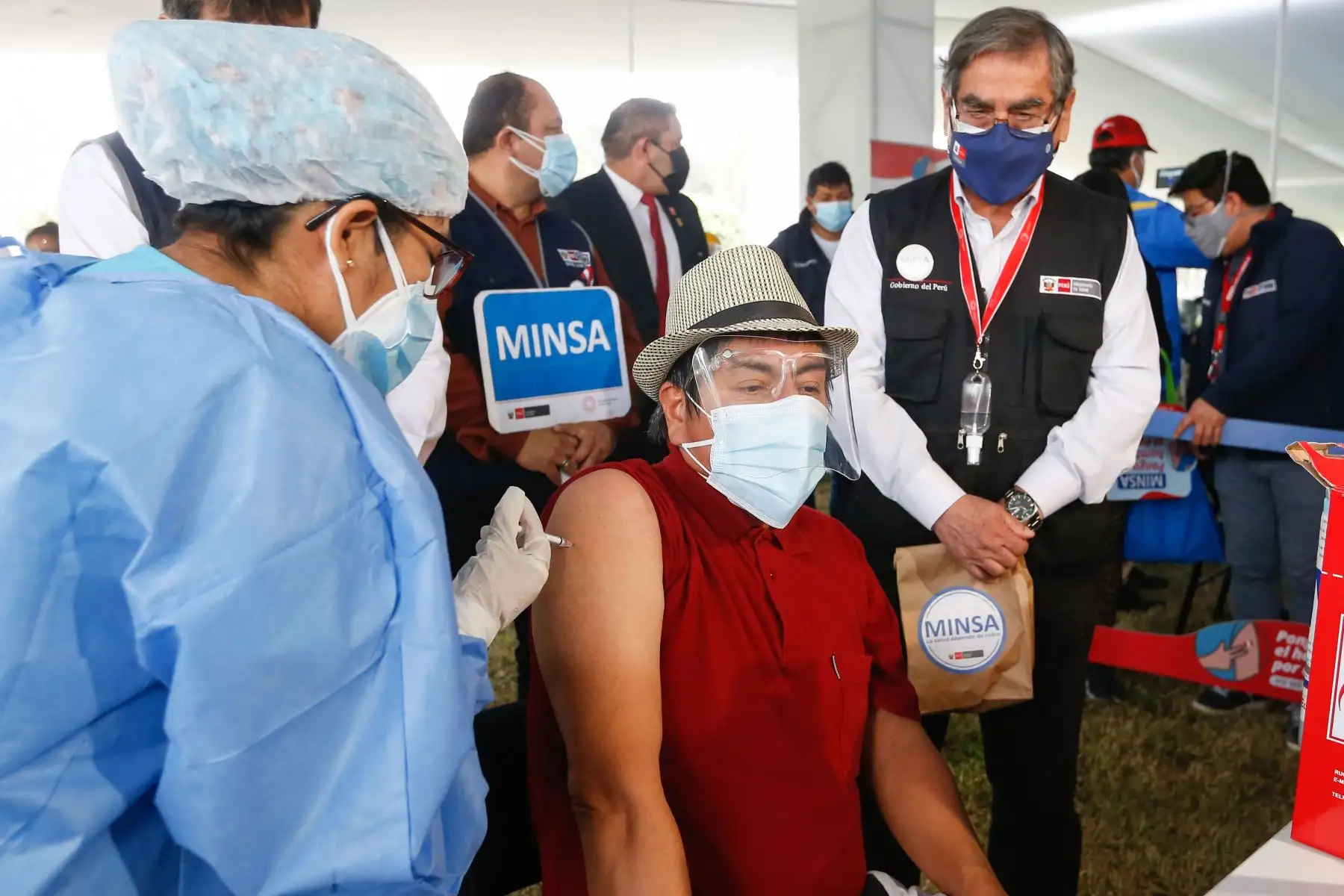 Ministro de Salud, Oscar Ugarte supervisa  la vacunación contra la covid-19 en el parque zonal Sinchi Roca en el distrito de Comas.
Foto: Minsa