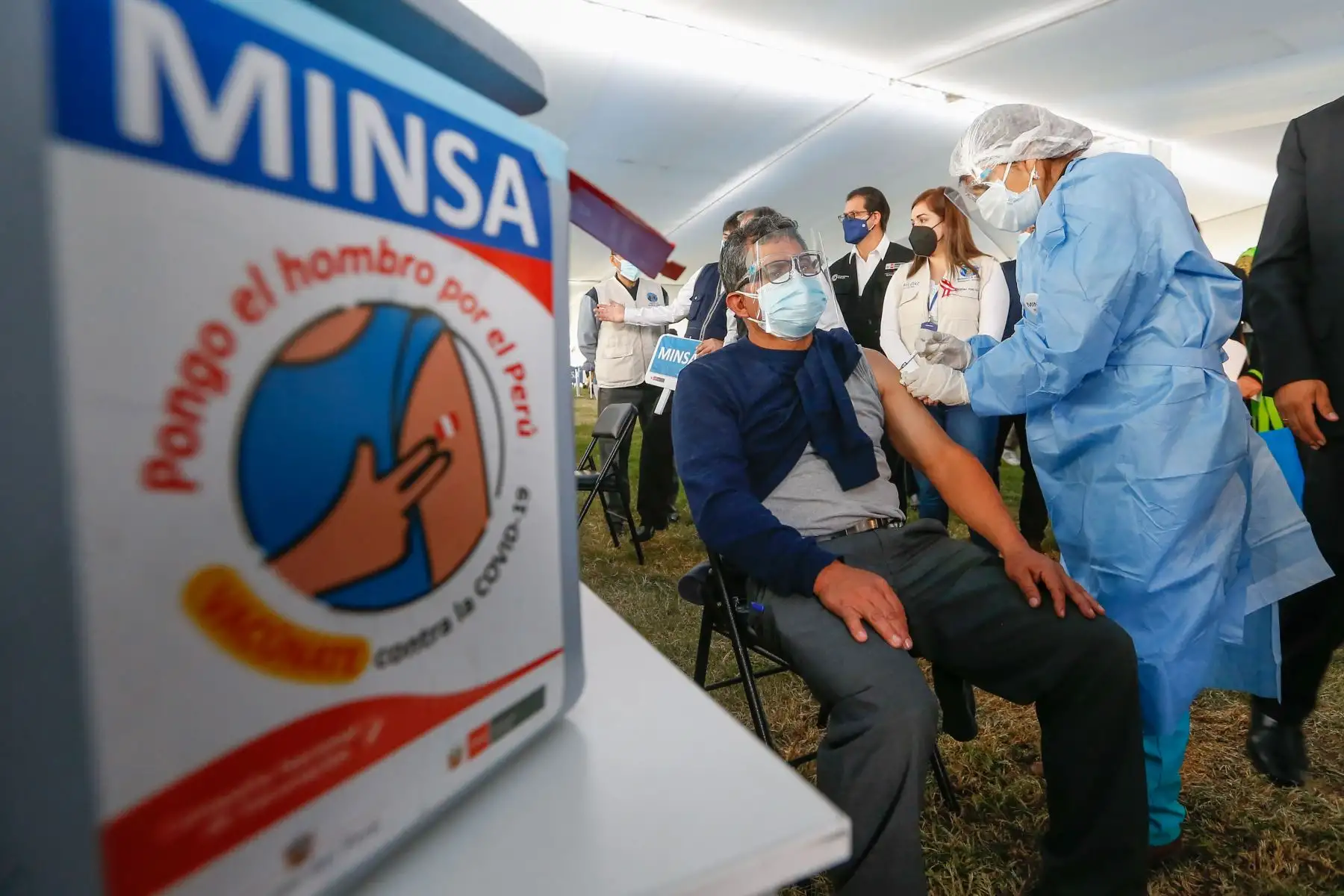 Ministro de Salud, Oscar Ugarte supervisa  la vacunación contra la covid-19 en el parque zonal Sinchi Roca en el distrito de Comas.
Foto: Minsa