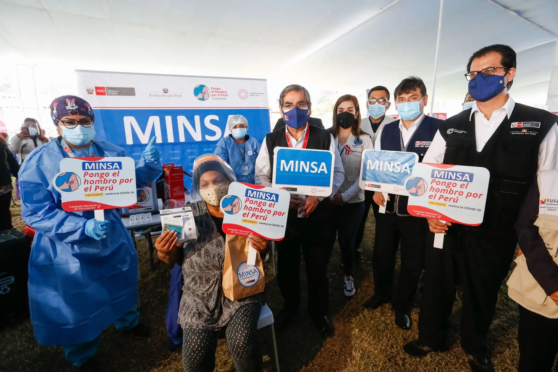 Ministro de Salud, Oscar Ugarte supervisa  la vacunación contra la covid-19 en el parque zonal Sinchi Roca en el distrito de Comas.
Foto: Minsa