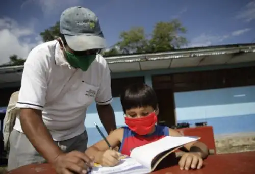 Este martes 6 de julio, con motivo del Día del Maestro, empezará la aplicación de la primera dosis del laboratorio Sinopharm contra el covid-19 a los docentes de la región San Martín, una de las primeras regiones en vacunar a sus profesores.