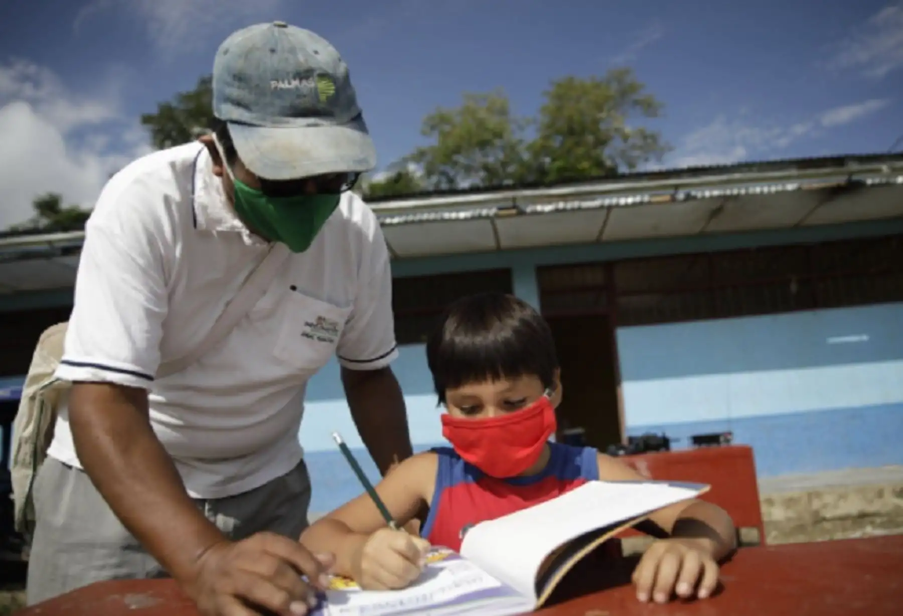 Este martes 6 de julio, con motivo del Día del Maestro, empezará la aplicación de la primera dosis del laboratorio Sinopharm contra el covid-19 a los docentes de la región San Martín, una de las primeras regiones en vacunar a sus profesores.