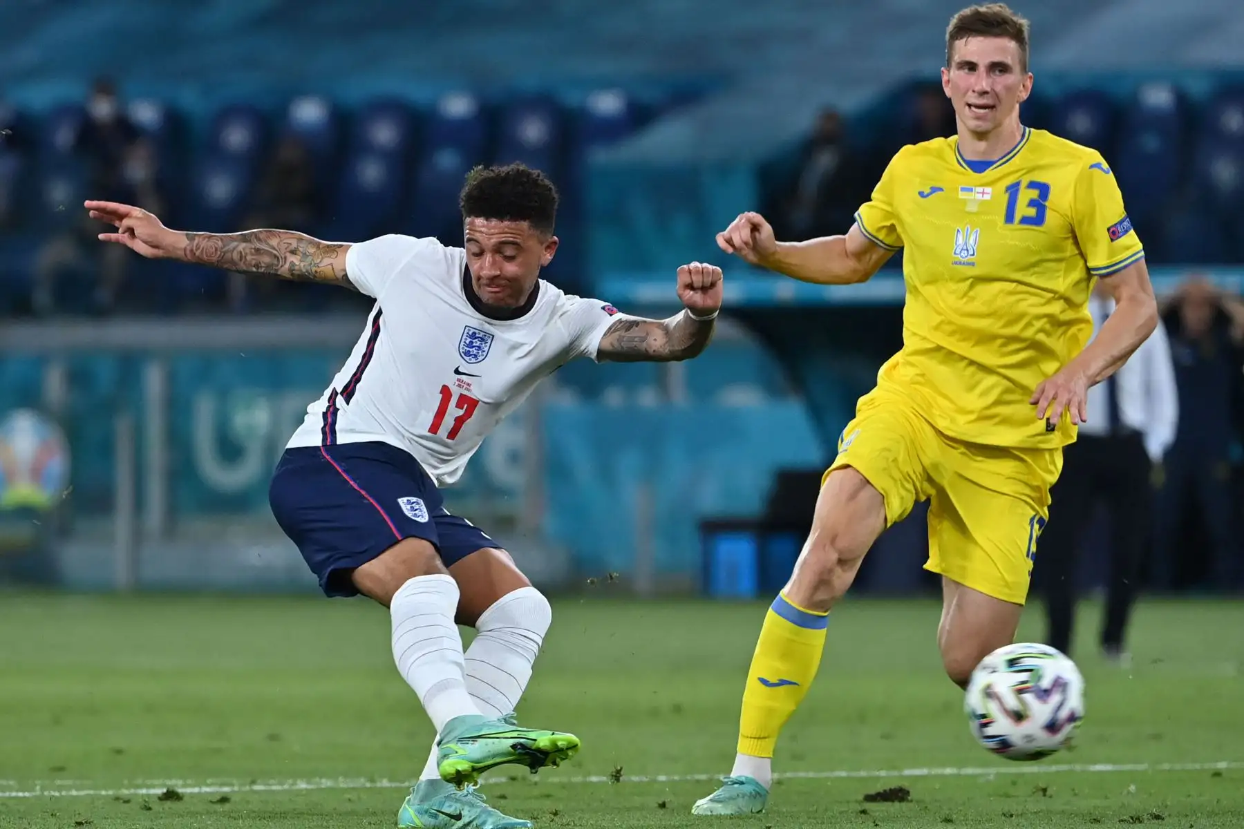 El delantero inglés Jadon Sancho intenta un tiro durante el partido de fútbol de cuartos de final de la UEFA EURO 2020 entre Ucrania e Inglaterra en el Estadio Olímpico de Roma.
Foto: AFP