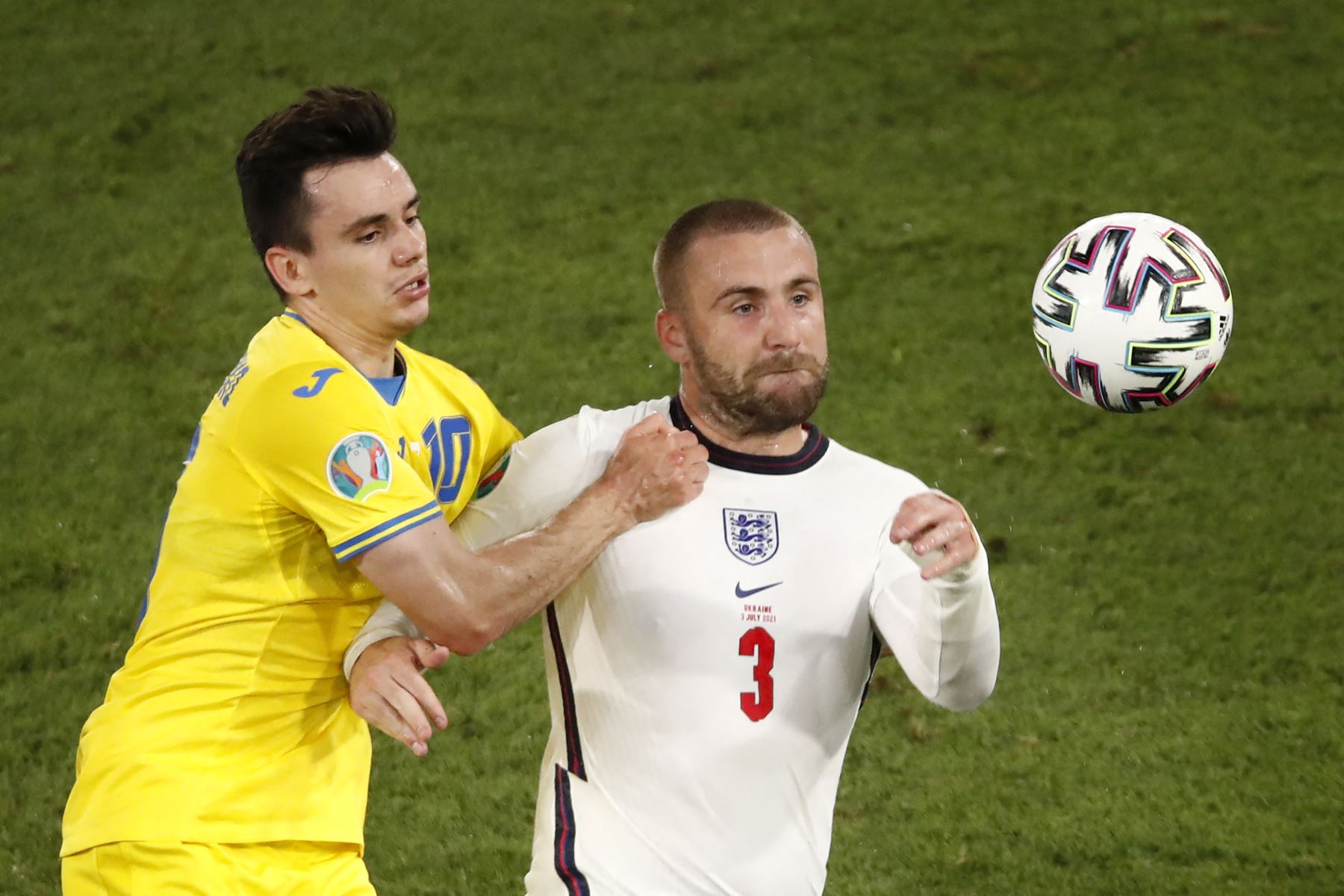 El mediocampista ucraniano Mykola Shaparenko y el defensa inglés Luke Shaw compiten por el balón durante el partido de cuartos de final de la UEFA EURO 2020 entre Ucrania e Inglaterra en el Estadio Olímpico de Roma.
Foto: AFP