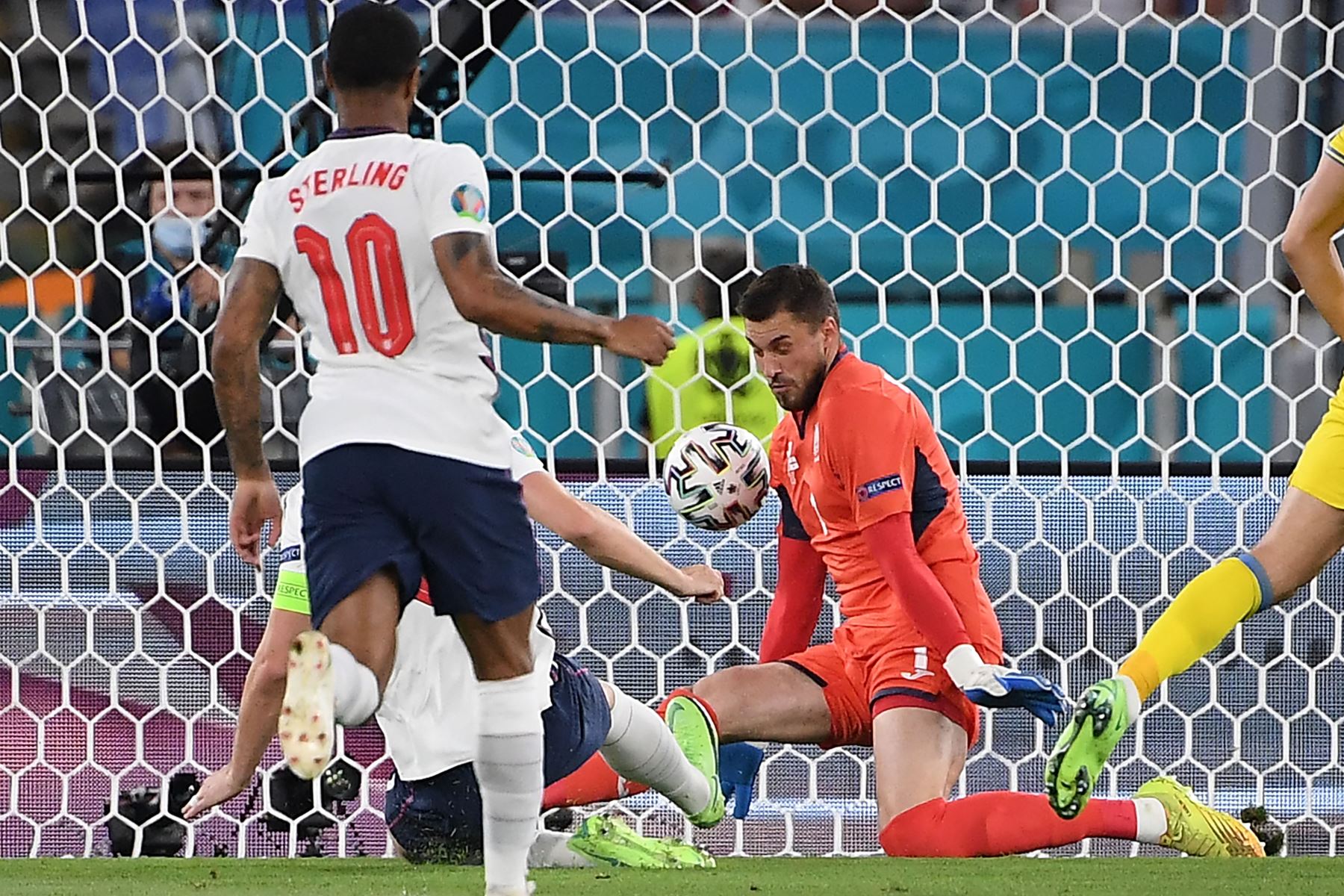 El delantero inglés Harry Kane marca el gol de apertura durante el partido de fútbol de cuartos de final de la UEFA EURO 2020 entre Ucrania e Inglaterra en el Estadio Olímpico de Roma.
Foto: AFP
