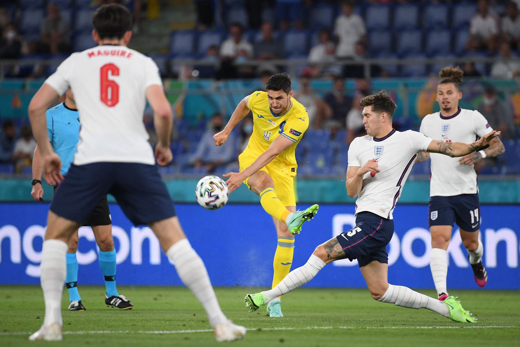 El delantero ucraniano Roman Yaremchuk dispara el balón durante el partido de fútbol de cuartos de final de la UEFA EURO 2020 entre Ucrania e Inglaterra en el Estadio Olímpico de Roma.
Foto:  AFP