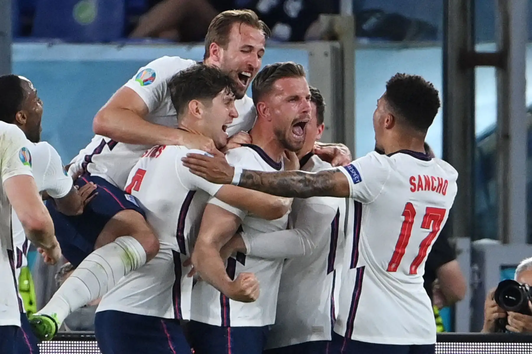 El centrocampista de Inglaterra Jordan Henderson (C) celebra con sus compañeros de equipo tras anotar el cuarto gol durante el partido de cuartos de final de la UEFA EURO 2020 entre Ucrania e Inglaterra en el Estadio Olímpico de Roma. Foto: AFP