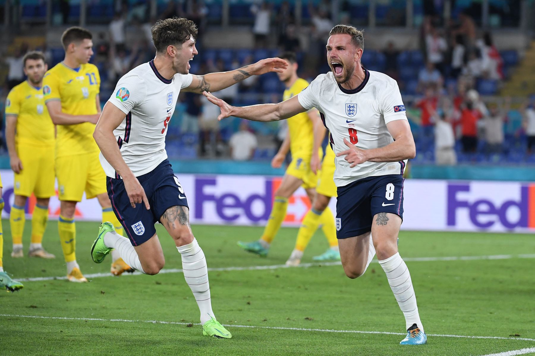 El centrocampista de Inglaterra Jordan Henderson (R) celebra con el defensor de Inglaterra John Stones después de anotar el cuarto gol del equipo durante el partido de cuartos de final de la UEFA EURO 2020 entre Ucrania e Inglaterra en el Estadio Olímpico de Roma. Foto: AFP