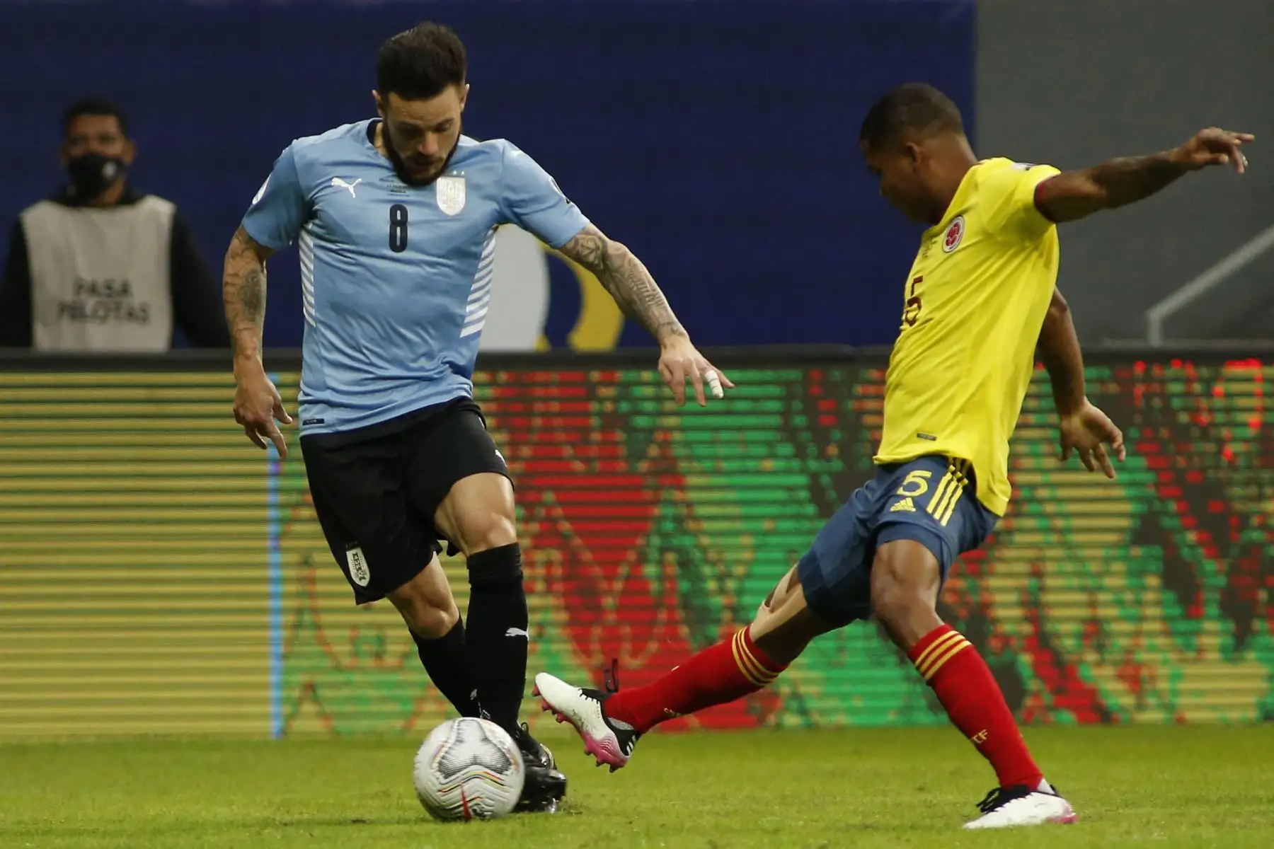 El colombiano Wilmar Barrios (der.) Y el uruguayo Nahitan Nandez compiten por el balón durante el partido de cuartos de final de la Copa América Conmebol 2021 en el estadio Mane Garrincha de Brasilia, Brasil. Foto: AFP