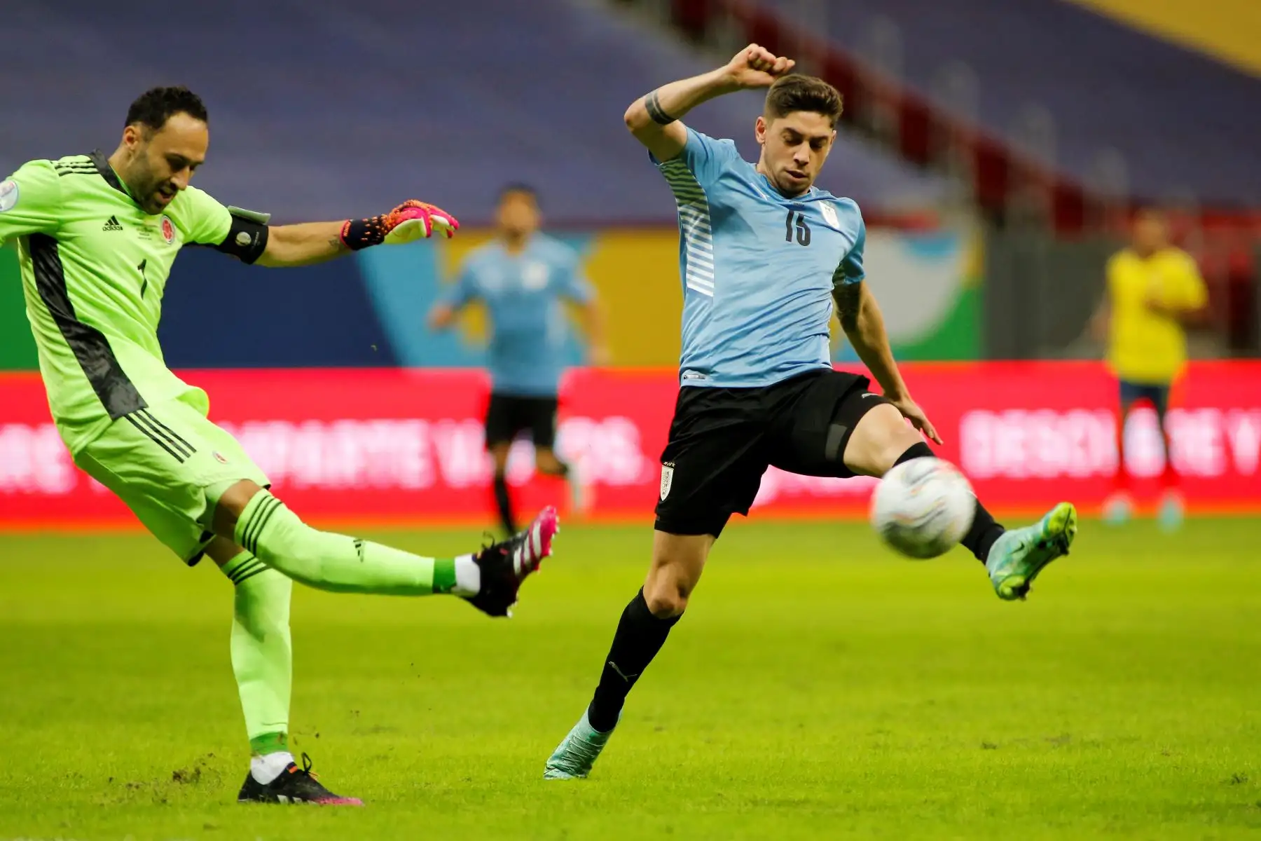 El uruguayo Federico Valverde (d) y el arquero colombiano David Ospina compiten por el balón durante el partido de cuartos de final de la Copa América Conmebol 2021 en el estadio Mane Garrincha de Brasilia, Brasil. Foto: AFP