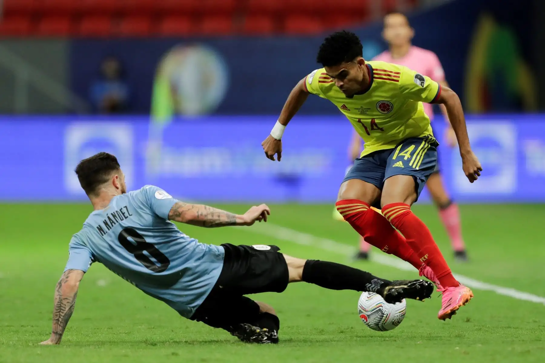 Nahitan Nández (i) de Uruguay disputa hoy el balón con Luis Díaz de Colombia, durante un partido por los cuartos de final de la Copa América en el estadio Mané Garrincha de Brasilia. Foto: EFE