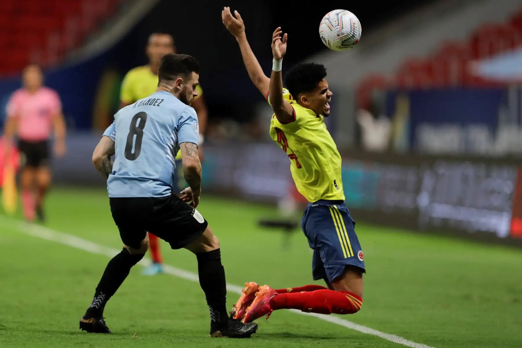 Nahitan Nández (i) de Uruguay disputa hoy el balón con Luis Díaz de Colombia, durante un partido por los cuartos de final de la Copa América en el estadio Mané Garrincha de Brasilia. Foto: EFE