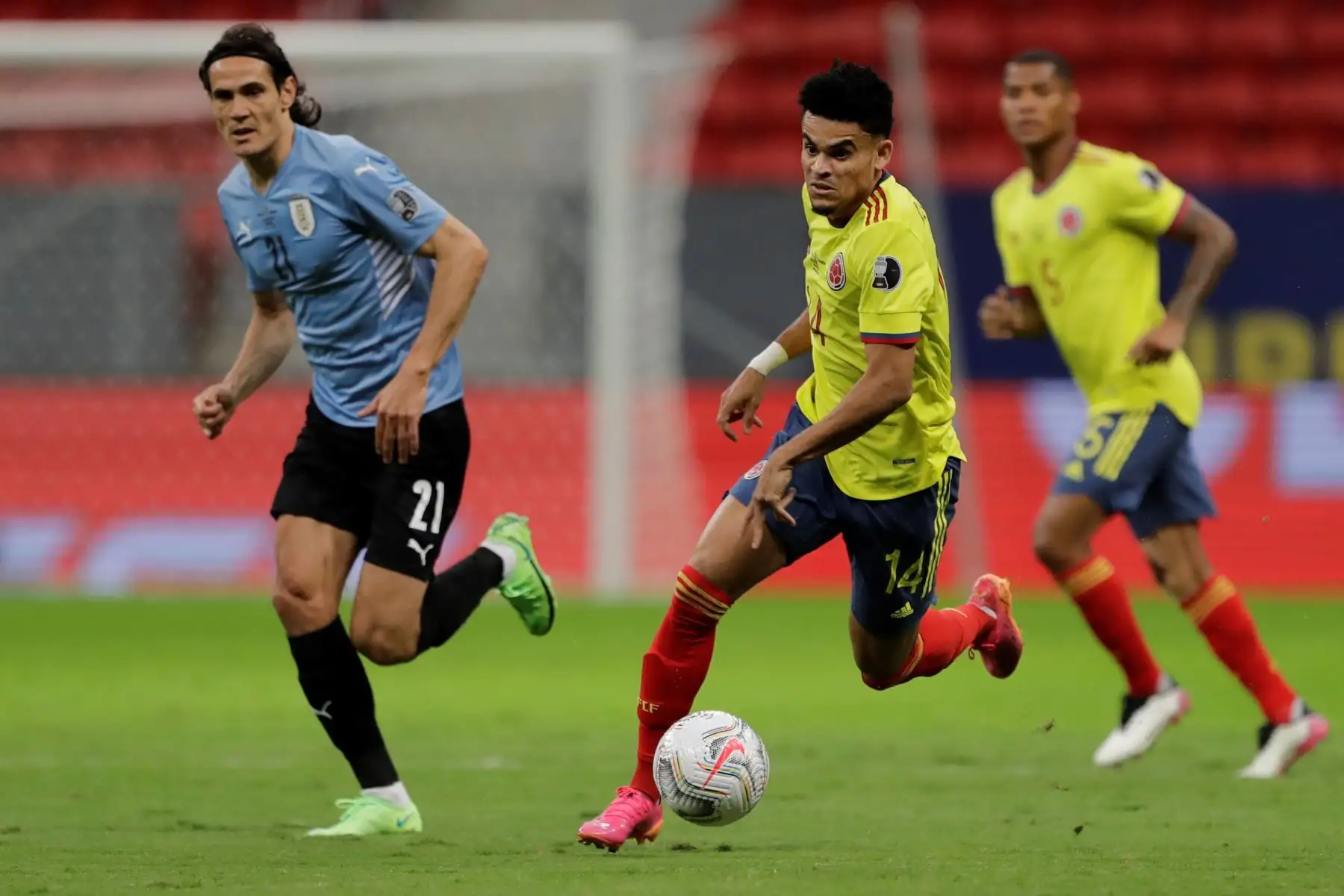 Edinso Cavani (i) de Uruguay disputa hoy el balón con Luis Díaz de Colombia, durante un partido por los cuartos de final de la Copa América en el estadio Mané Garrincha de Brasilia. Foto: EFE