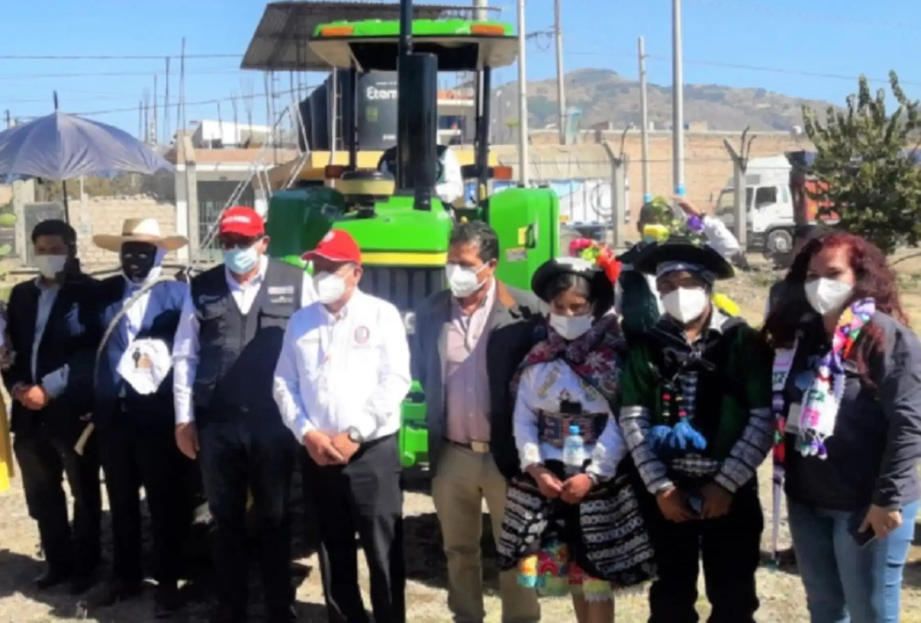 Con el objetivo de brindar mejores servicios en la mecanización agrícola e incrementar la frontera de cultivos, Agro Rural, unidad ejecutora del Ministerio de Desarrollo Agrario y Riego, viene entregando 12 tractores con sus implementos de arados, rastras y surcadores, distribuidos a los gobiernos locales de Ayacucho y Huancavelica.
