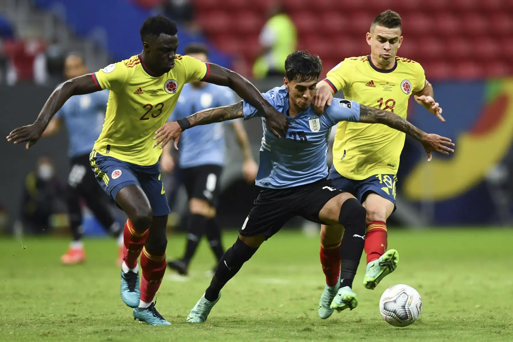 El uruguayo Facundo Torres (C) compite por el balón con el colombiano Davinson Sánchez (L) y el colombiano Rafael Santos Borre durante el partido de cuartos de final del torneo de fútbol de la Copa América Conmebol 2021 en el estadio Mane Garrincha en Brasilia, Brasil. Foto: AFP