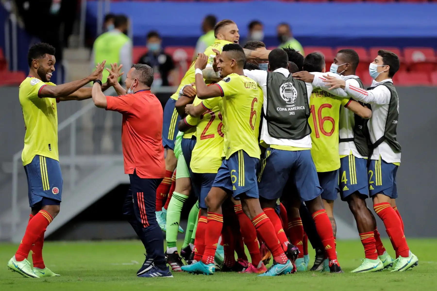 Jugadores y cuerpo técnico de Colombia celebran hoy tras vencer en la tanda de penales a Uruguay, durante un partido por los cuartos de final de la Copa América en el estadio Mané Garrincha de Brasilia (Brasil). Foto: EFE