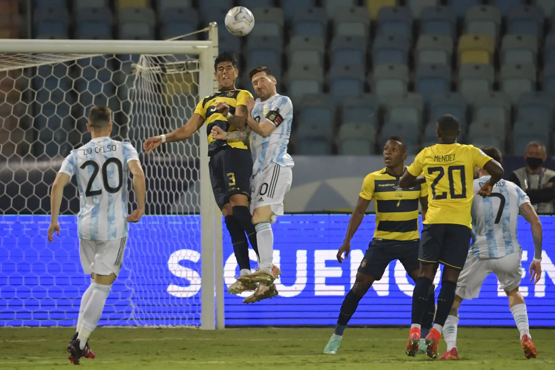 El ecuatoriano Piero Hincapie (2o por la izquierda) y el argentino Lionel Messi compiten por el balón durante el partido de cuartos de final de la Copa América Conmebol 2021 en el Estadio Olímpico de Goiania, Brasil. Foto: AFP