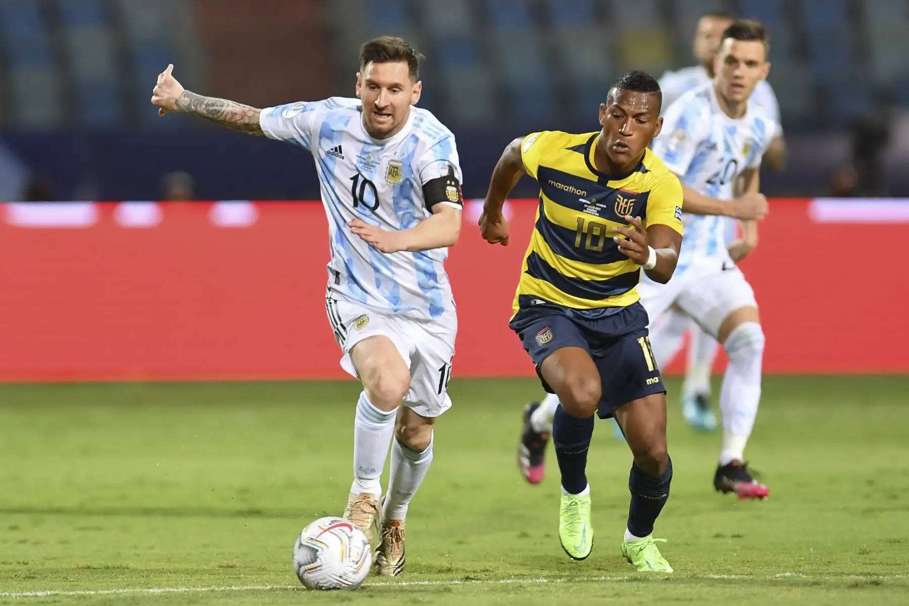 El argentino Lionel Messi (izq.) Y el ecuatoriano Carlos Gruezo compiten por el balón durante el partido de cuartos de final de la Copa América Conmebol 2021 en el Estadio Olímpico de Goiania, Brasil. Foto: AFP