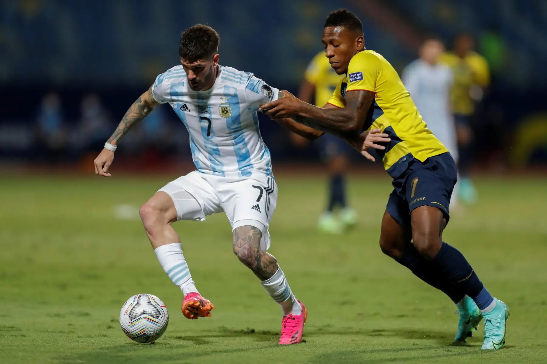 Rodrigo De Paul (i) de Argentina disputa hoy el balón con Pervis Estupiñán de Ecuador, durante un partido por los cuartos de final de la Copa América en el estadio Olímpico Pedro Ludovico Teixeira en Goiania (Brasil). Foto: EFE